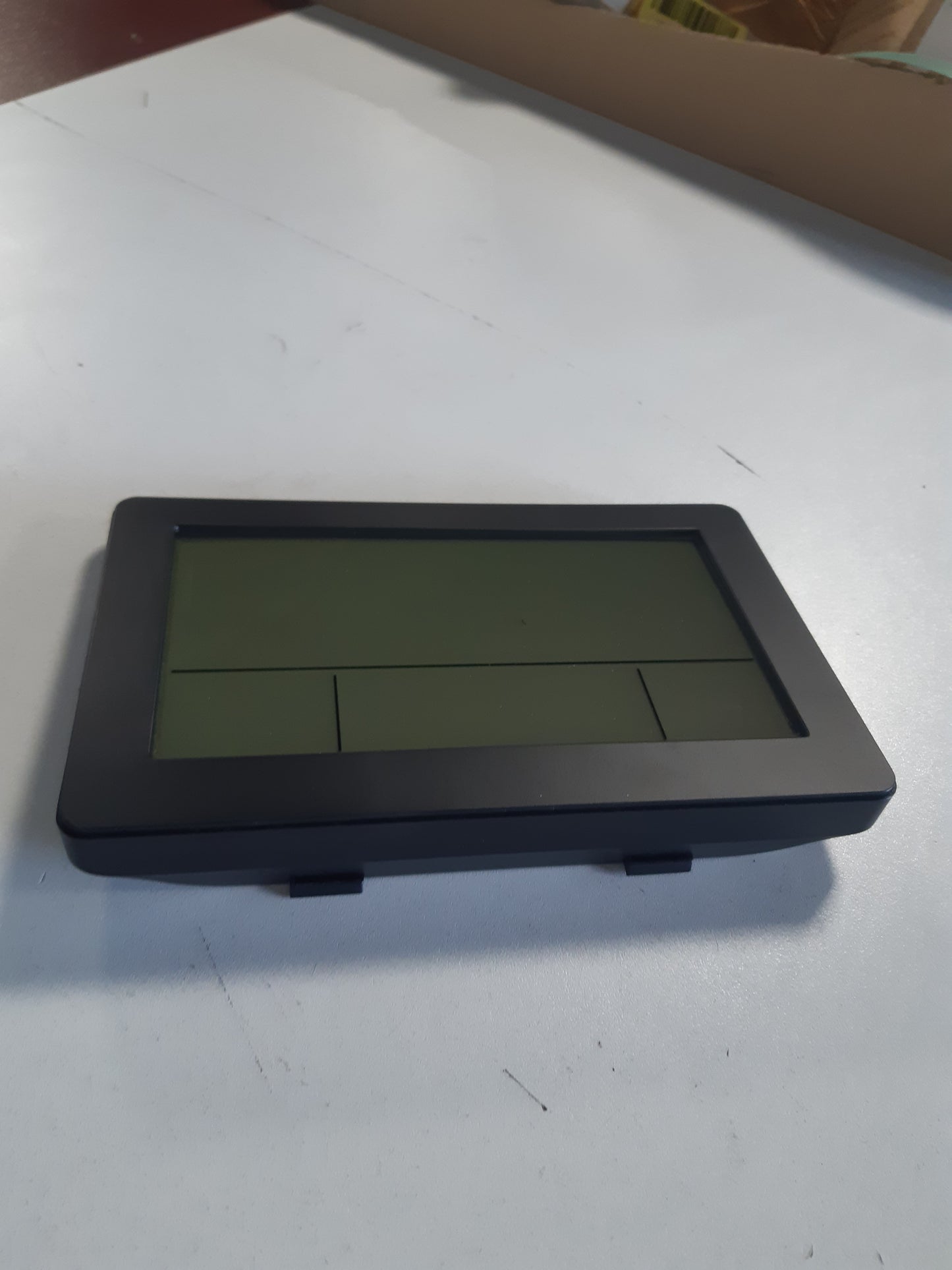 246475 - TFA DOSTMANN Orë dixhitale me radio, model 60.2557.01, me temperaturë dhe lagështi, ekran i madh, alarm me funksion shtyrjeje, datë, ditë jave, dritë prapa, plastikë, e zezë