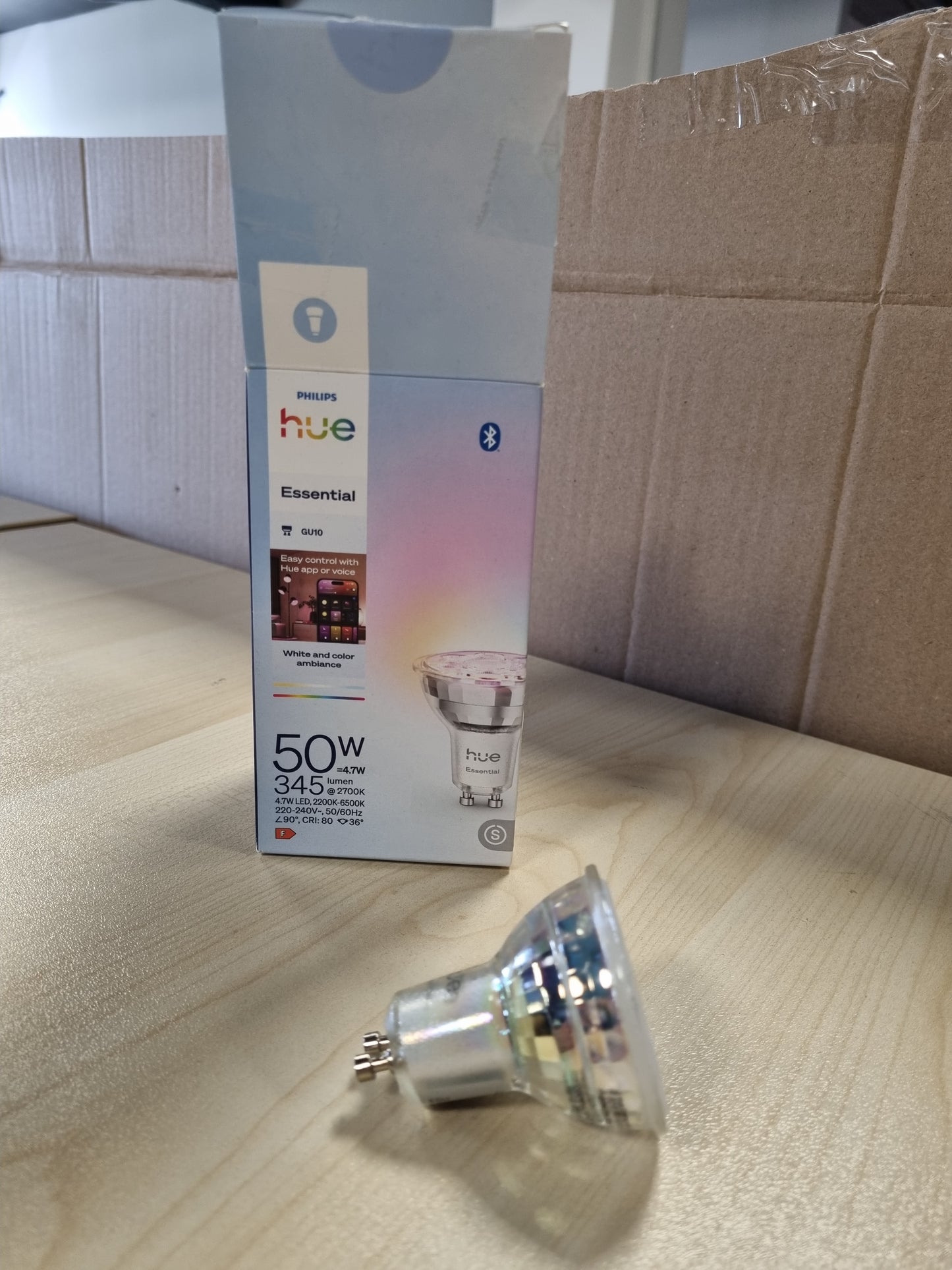 240800 - PHILIPS HUE Dritë LED Essential Smart LED GU10, e bardhë dhe me ngjyra, 2200K-6500K, 345 lumen, me errësim, pajtueshme me Alexa, Google Assistant dhe Apple Home, 1 pako