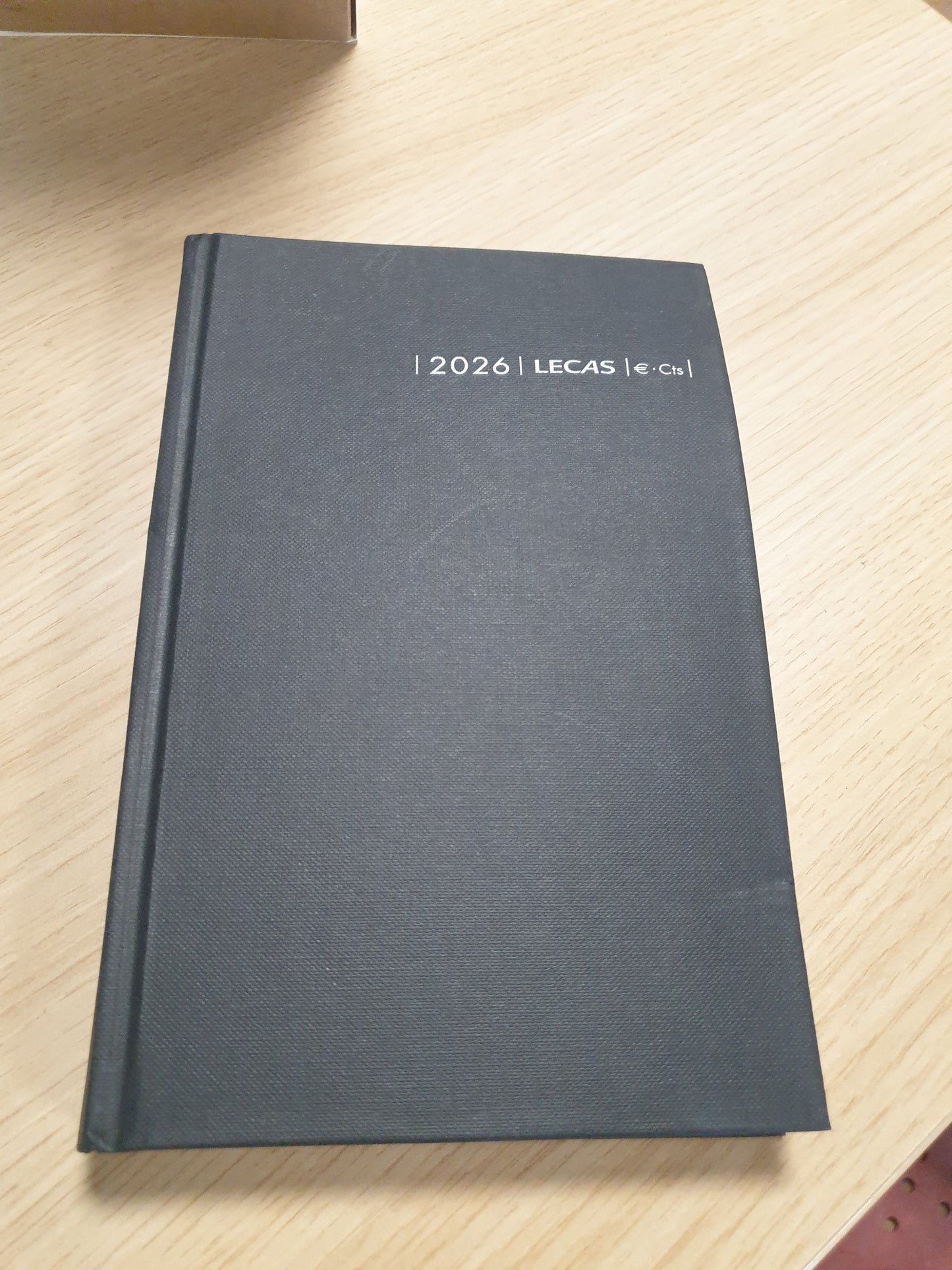 267154 - LECAS Ditar Civil, Euro-Cent Katrorë, Viti 2026, Format 14x22 cm, Kopertinë e Fortë e Zezë