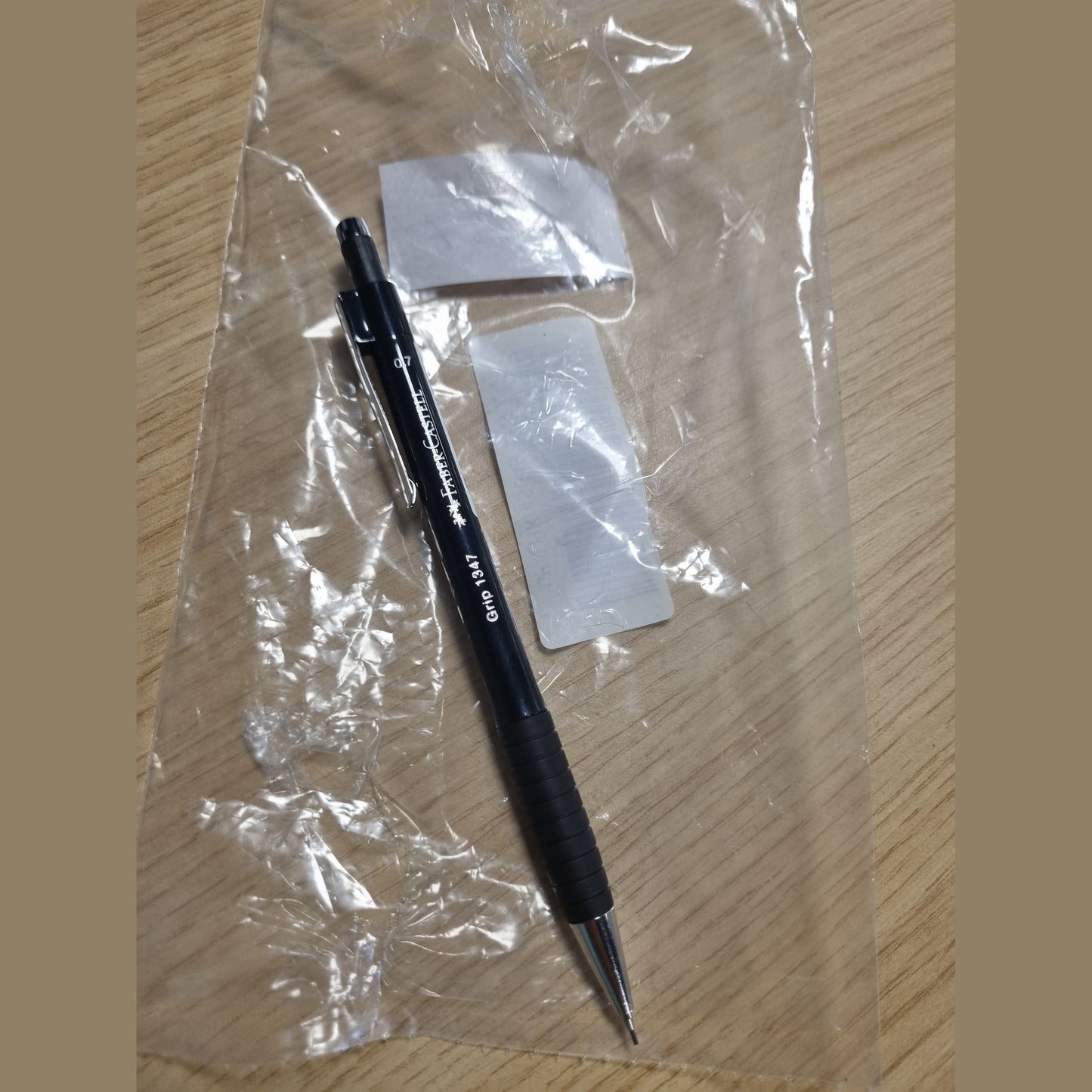 267437 - FABER-CASTELL - Laps mekanik GRIP 1347 i zi, majë e gradës B, diametër maje 0.7 mm, me gomë të integruar, 1 copë