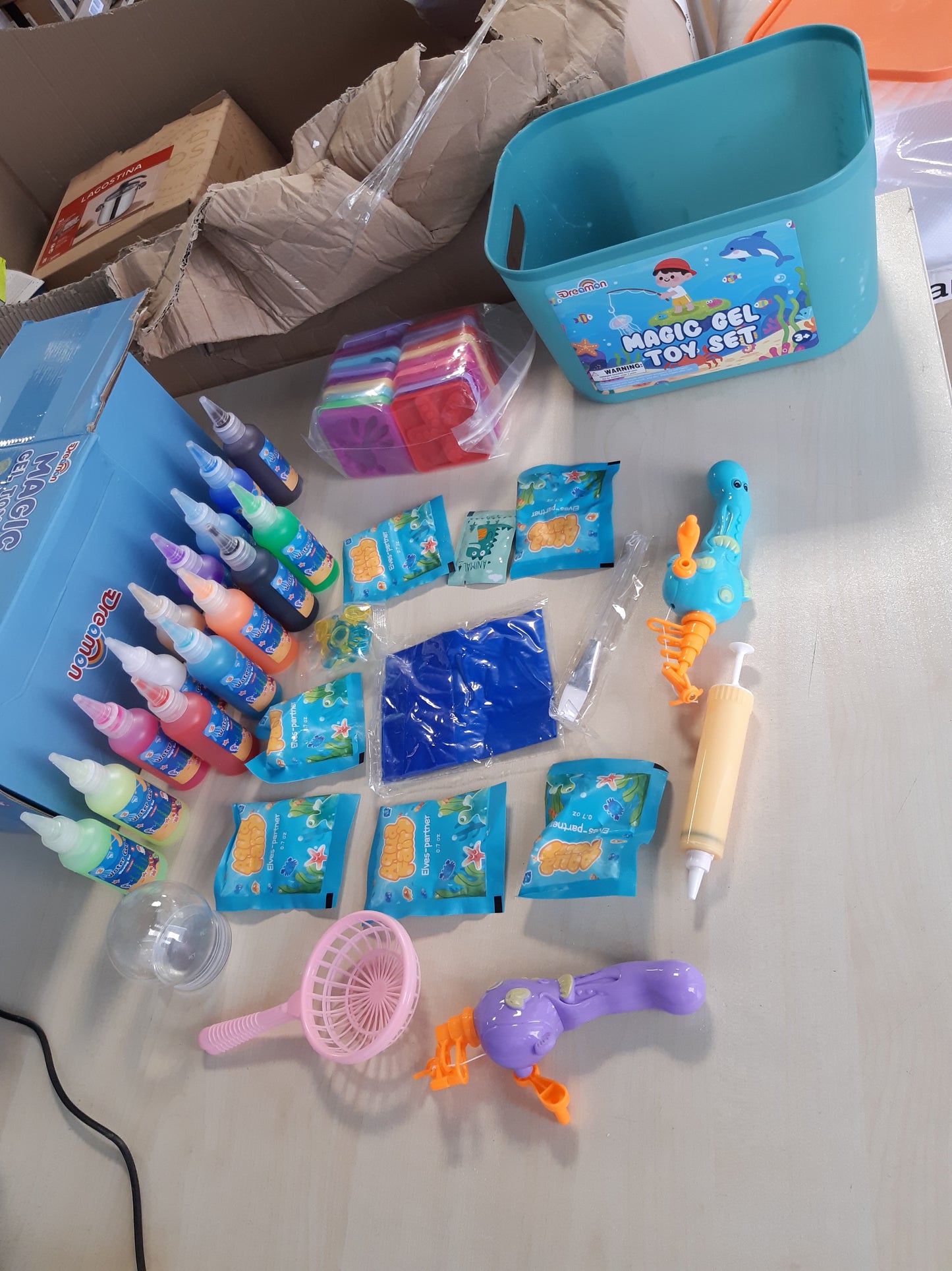 206147 - AQUA DREAMON Kit Peshkimi Artizanal për Fëmijë, Ndryshim Xhel 71 copë, 14 Xhel me Ngjyra, 20 Forma, 2 Shkopinj Peshkimi, Moshë e Rekomanduar 3+ Vjeç, Lojë Krijuese Dhuratë për Vajza dhe Djem 5, 6, 7, 8 Vjeç
