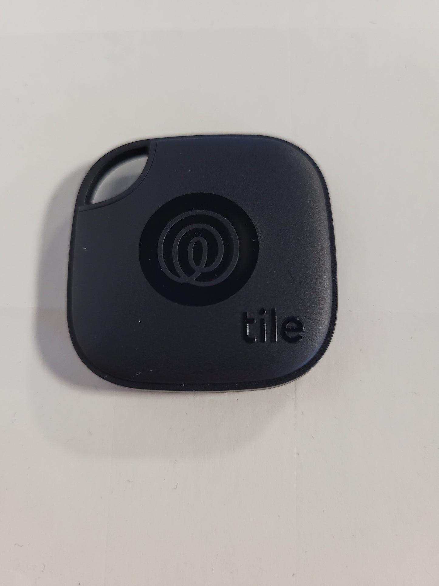 266428 - Life360 Tile Mate - Gjurmues Bluetooth, gjetës çelësash dhe sendesh, i pajtueshëm me iOS dhe Android, paketim me 1 copë (i zi)
