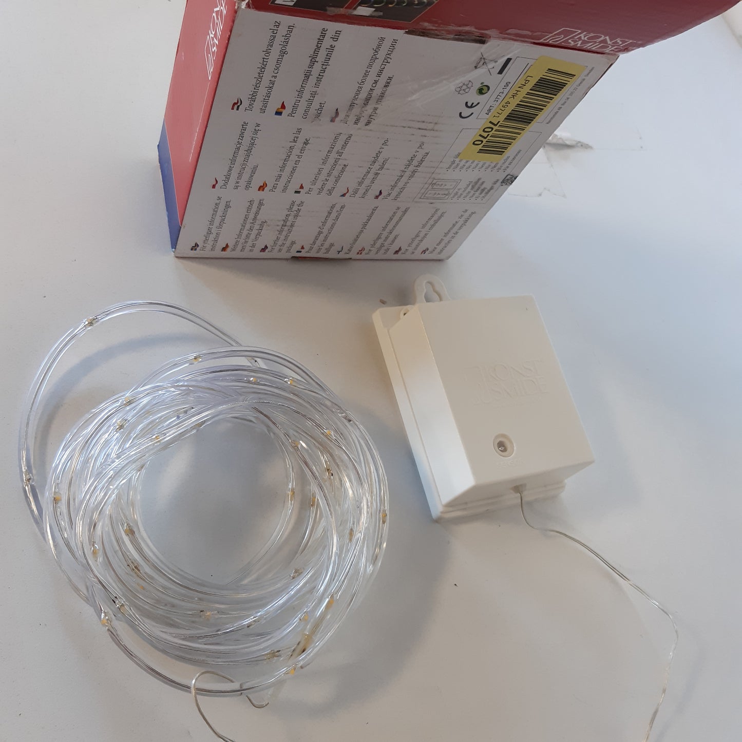 214476 - KONSTSMIDE Tub dritë LED Mini, 5 m, me sensor drite dhe kohëmatës 6 orësh dhe 9 orësh, 65 dioda të bardha të ngrohta, funksionon me bateri, për përdorim të jashtëm (IP44), kabllo transparente, 2 x D 1.5V (nuk përfshihen)