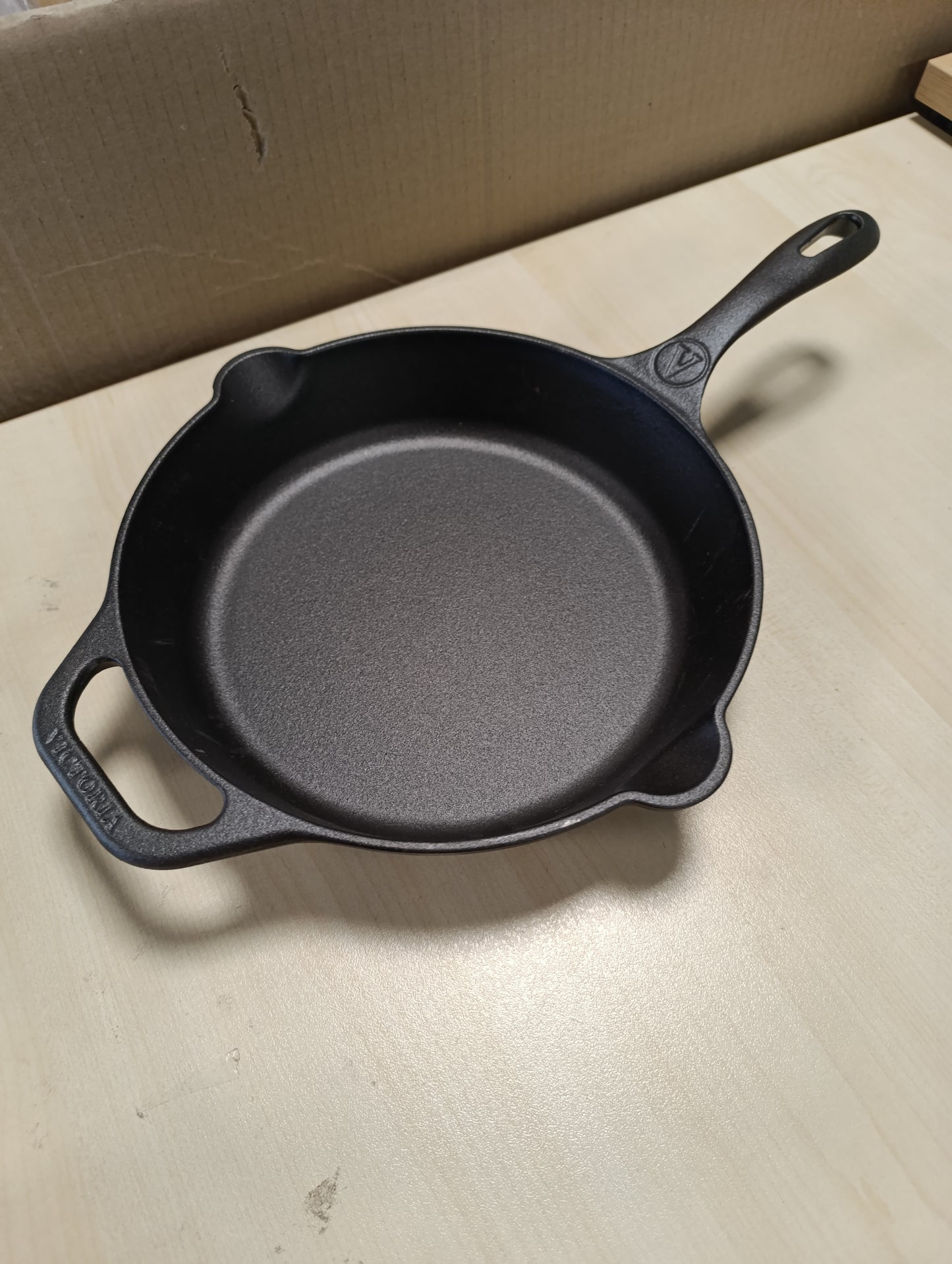 167576 - VICTORIA – Tigan prej Gize i Erëzuar 25cm, i Pajtueshëm me Induksion dhe Përdorim në Zjarr, Skarë, Furrë, Sobë Qeramike, Sobë me Gaz, pa Toksina, pa PTFE ose PFOA, Jo-ngjitëse