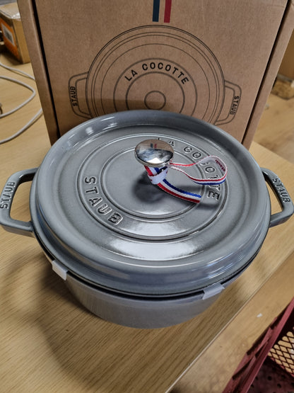 221021 - STAUB Pjekje/Furçë prej gize, e rrumbullakët 24 cm, 3.8 L, Funksion Aroma Rain, e përshtatshme për të gjitha llojet e sobave, Gri Grafiti