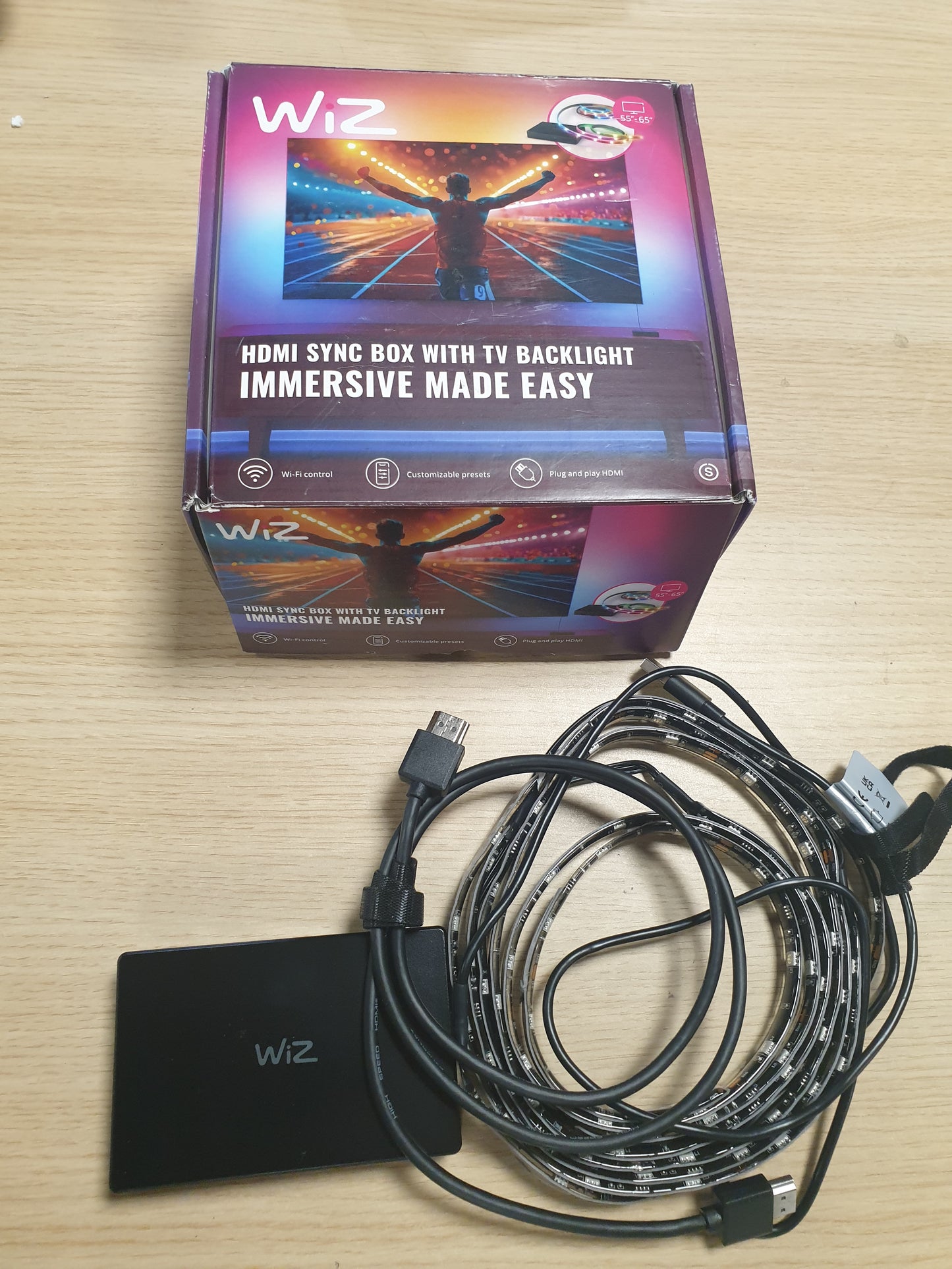 221090 - WIZ Kutia e sinkronizimit HDMI me ndriçim, HDMI 2.0, mbështet 4K në 60Hz, shirit LED RGBIC për televizorë 55"-65", kontroll me aplikacion/zë, kërkon burim të jashtëm videoje