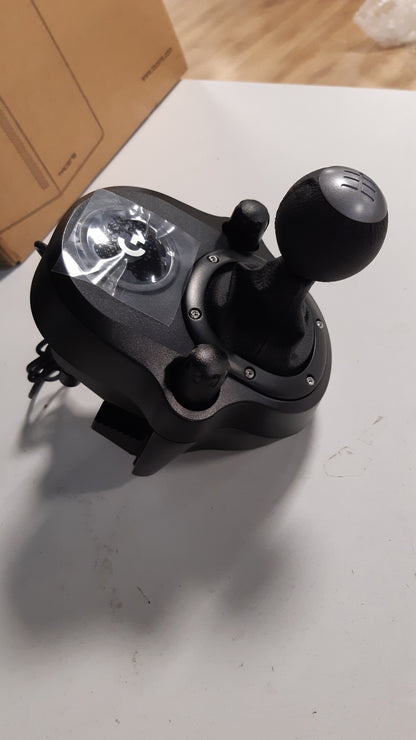 266279 - NDËRRUESI I MARSHVE LOGITECH G DRIVING FORCE, ME 6 SHPEJTËSI NË FORMË H, DOREZË LËKURE ORIGJINALE DHE ÇELIKU, KAPËSE TË INTEGRUARA MONTIMI, I PAJTUESHËM ME RROTAT DRIVING FORCE RACING G29, G920 DHE G923 - E ZEZË
