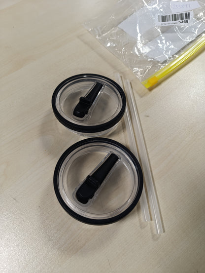 253847 - STANLEY Kapakë të papërshkueshëm nga rrjedhjet - Pako me 2 kapakë zëvendësues për gota 40oz - Me 2 pipa - Të zeza