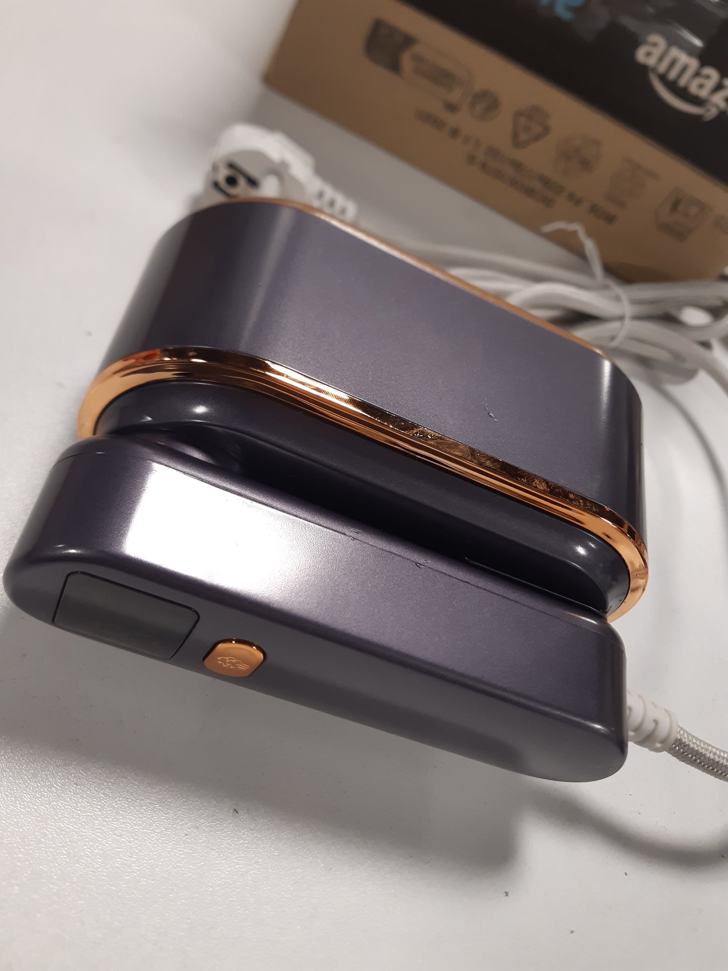 162496 - MARKA - Avullues portativ për udhëtim me ekran LCD, ngrohje e shpejtë 10 sekonda, 2000W, 3 nivele avulli, dorezë rrotulluese 180°, ngjyra gri.