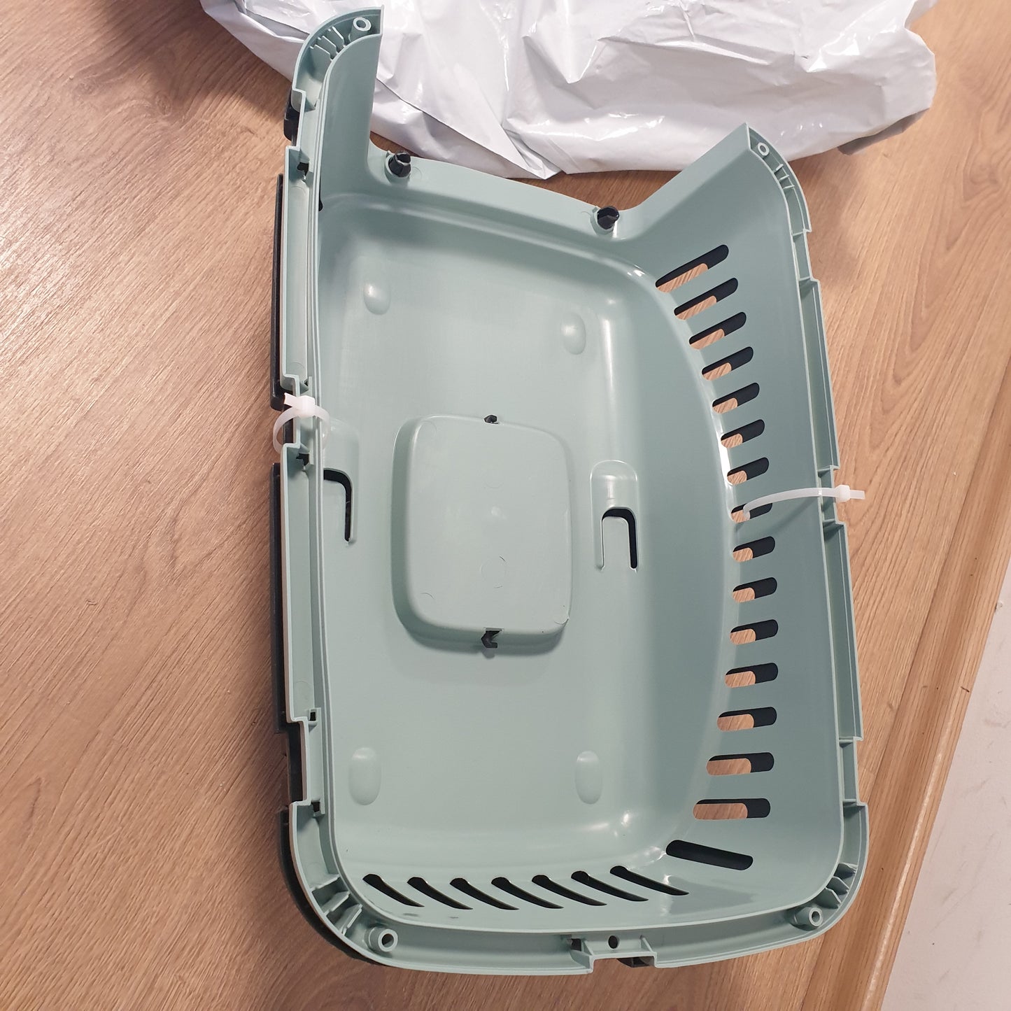 248283 - KERBL Kutia e Transportit të Kafshëve Shtëpiake Expedion, blu/e zezë, 45x30x30 cm, plastik, për qen të vegjël dhe mace