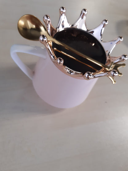 201965 - FILXHAN KAFEJE ME KURORË RZË, Dhuratë Argëtuese, Kapak dhe Lugë, Pozicion Mbretëreshe, Materiale Ceramike, Kapaciteti 300 ml