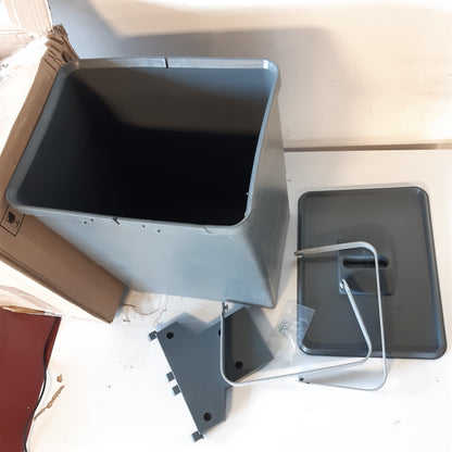 222699 - KOSH MBETURINASH ELLETIPI EASY 2.0 PBD SP SG34 I BËRË NGA PLASTIKË E RICIKLUAR, I PËRSHTATSHËM PËR ÇDO DHOMË, KAPACITET 18 LITRA, I KOMPLETUAR ME KAPAK. MONTIM I LEHTË NË ÇDO SIPËRFACË ME 4 VIDA VETË-SHPUESE.