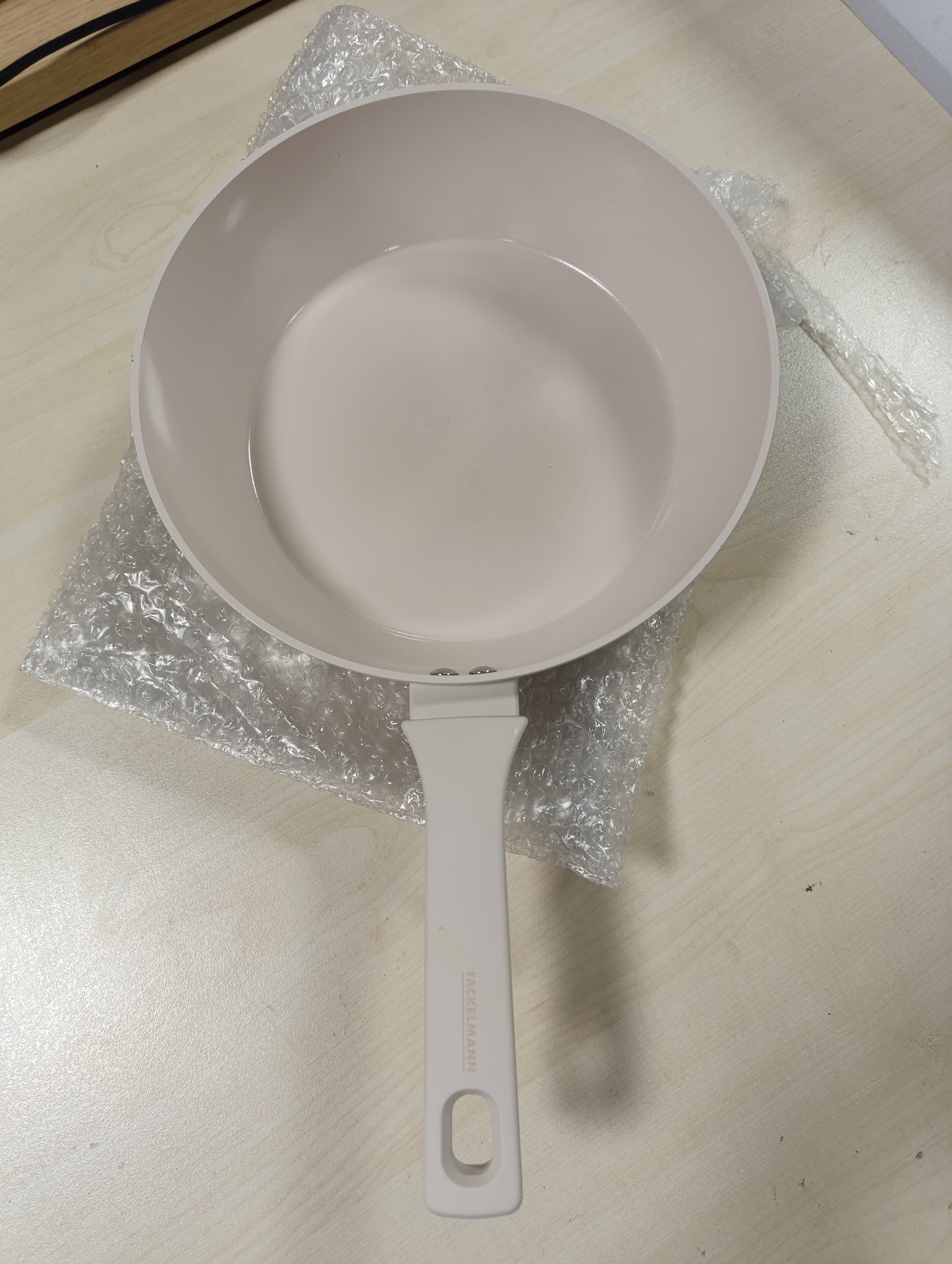 250748 - FACKELMANN Tigan me anët e larta x Pamela Reif Ø 28 cm, alumini i ricikluar, dorezë ergonomike, veshje qeramike pa PFAS, dizajn elegant bezhë pastel