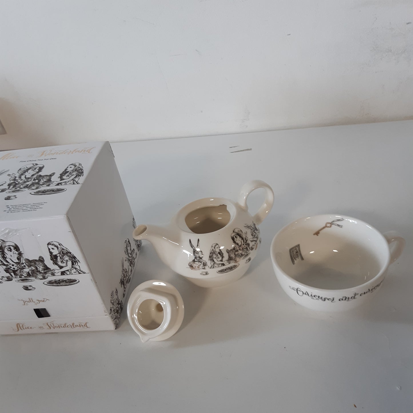 226596 - V&A Set çajniku dhe filxhani Alice in Wonderland për 1 person, Shërbim çaji kinez i hollë, i bardhë, 250 ml