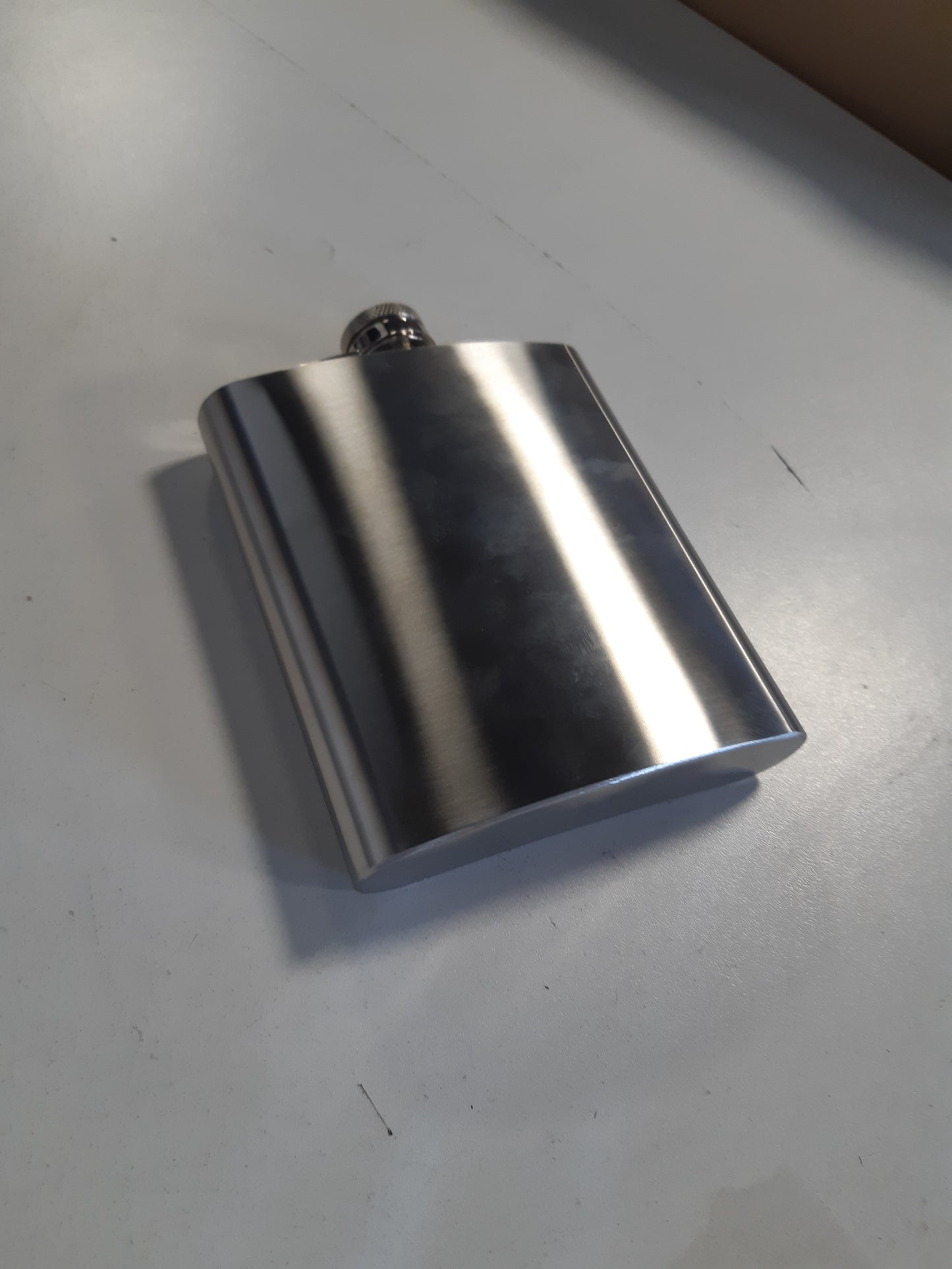 215876 - Shishe me kapak çeliku inox 0.5 L, argjendi, me kapak vidhos - rezistente ndaj rrjedhjeve, kapacitet 500 ml, 17x13x3 cm