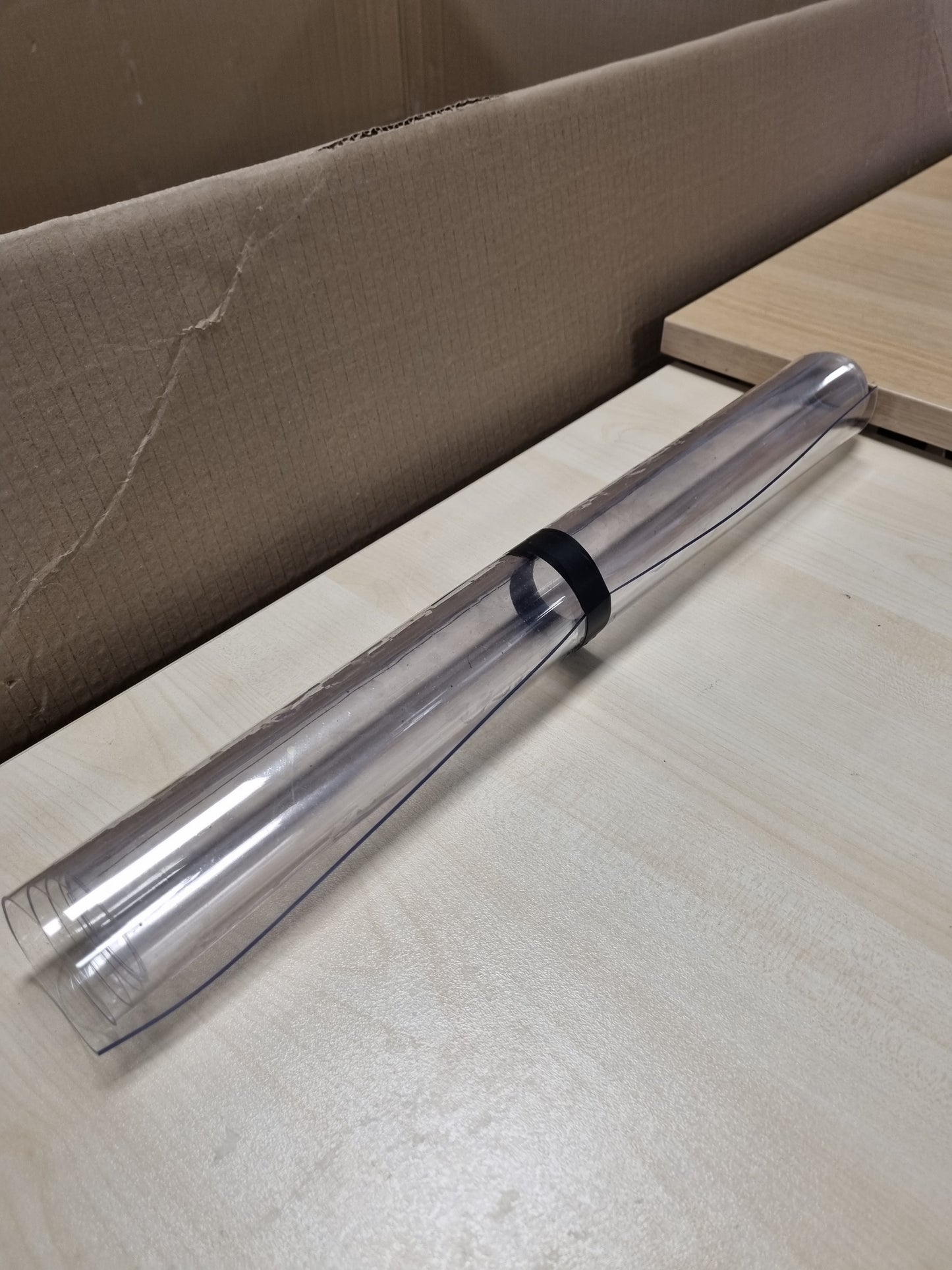 245920 - MBULESE TAVOLINE 1.5 MM TRANSPARENTE PVC E FSHIRE E PAPERSHKUESHME NGA UJI 50 X 110 CM