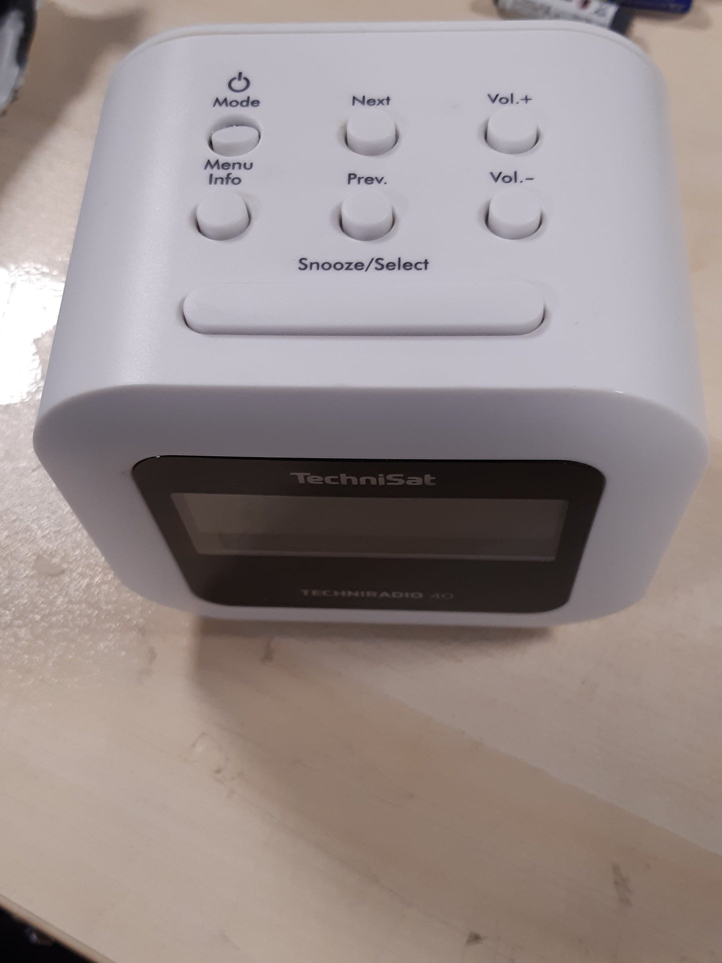 266397 - TECHNISAT TECHNIRADIO 40 - Orë alarmi me radio DAB+ (DAB, FM, orë alarmi me dy orare alarmi të rregullueshme, kohëmatës gjumi, funksion shtyrjeje, ekran LCD i errësueshëm, funksion karikimi USB) e bardhë