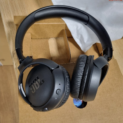188906 - JBL TUNE 520 BT - Kufje pa Tel me Bluetooth, Tingull JBL Pure Bass, Design i Lëhtë e i Lalosshëm, Kapacitet Deri në 57 Orë Dëgjimi Muzike - Ngjyra e Zezë