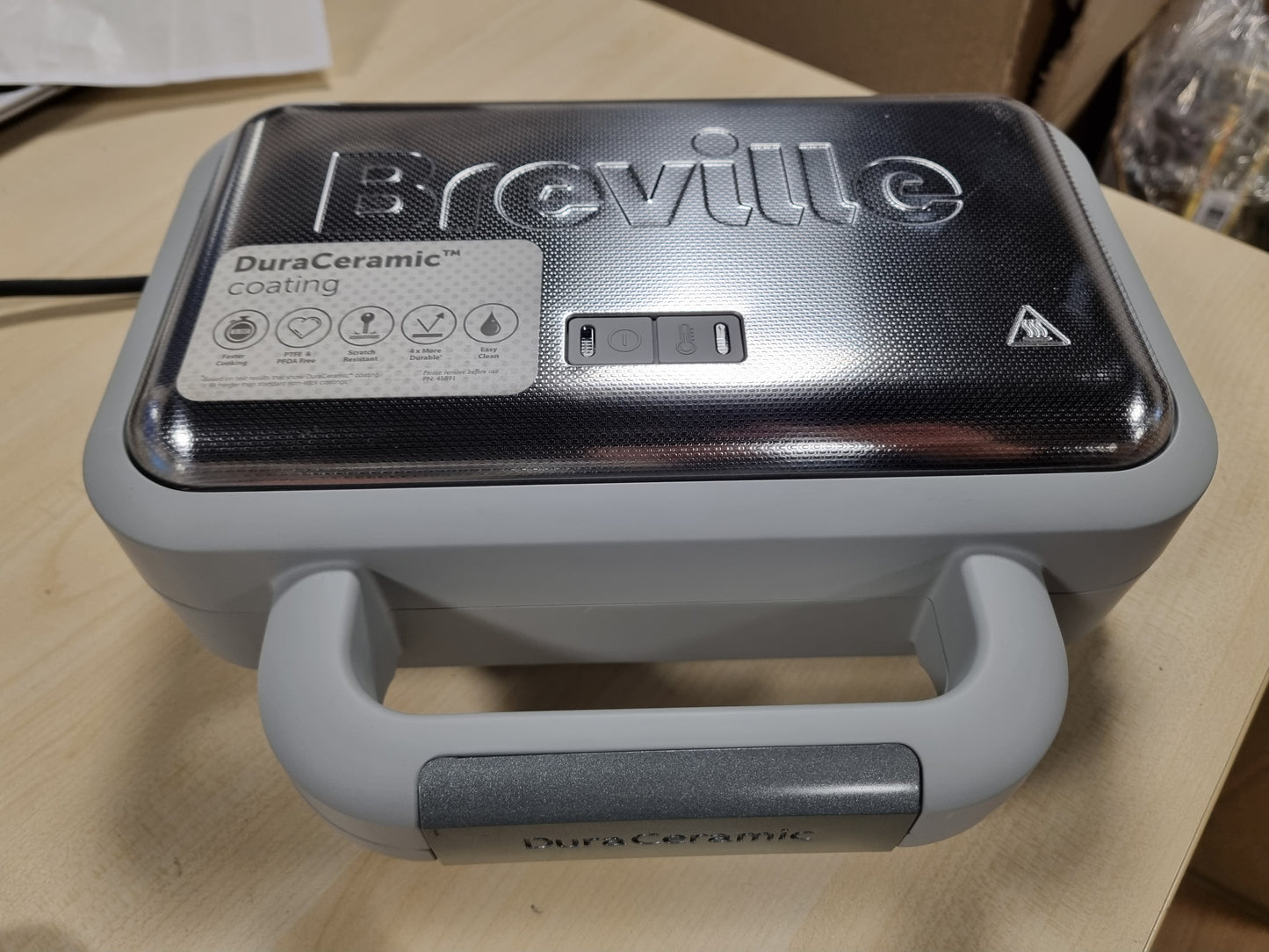 239351 - BREVILLE Makinë për vafla DuraCeramic, Makinë për vafla që nuk ngjit dhe pastrohet lehtë me pllaka të lëvizshme Deep-Fill, E bardhë dhe çelik inox [VST072X]