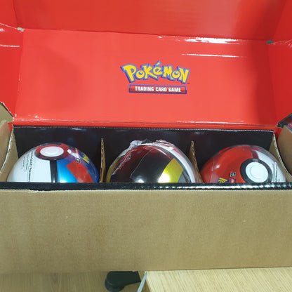 141522 - Pokémon – loja me karta koleksionuese: set Tin-Box Pokéball – Bait Ball, Superball & Hyperball (9 paketa booster Pokémon TCG dhe 7 fletë ngjitësesh).