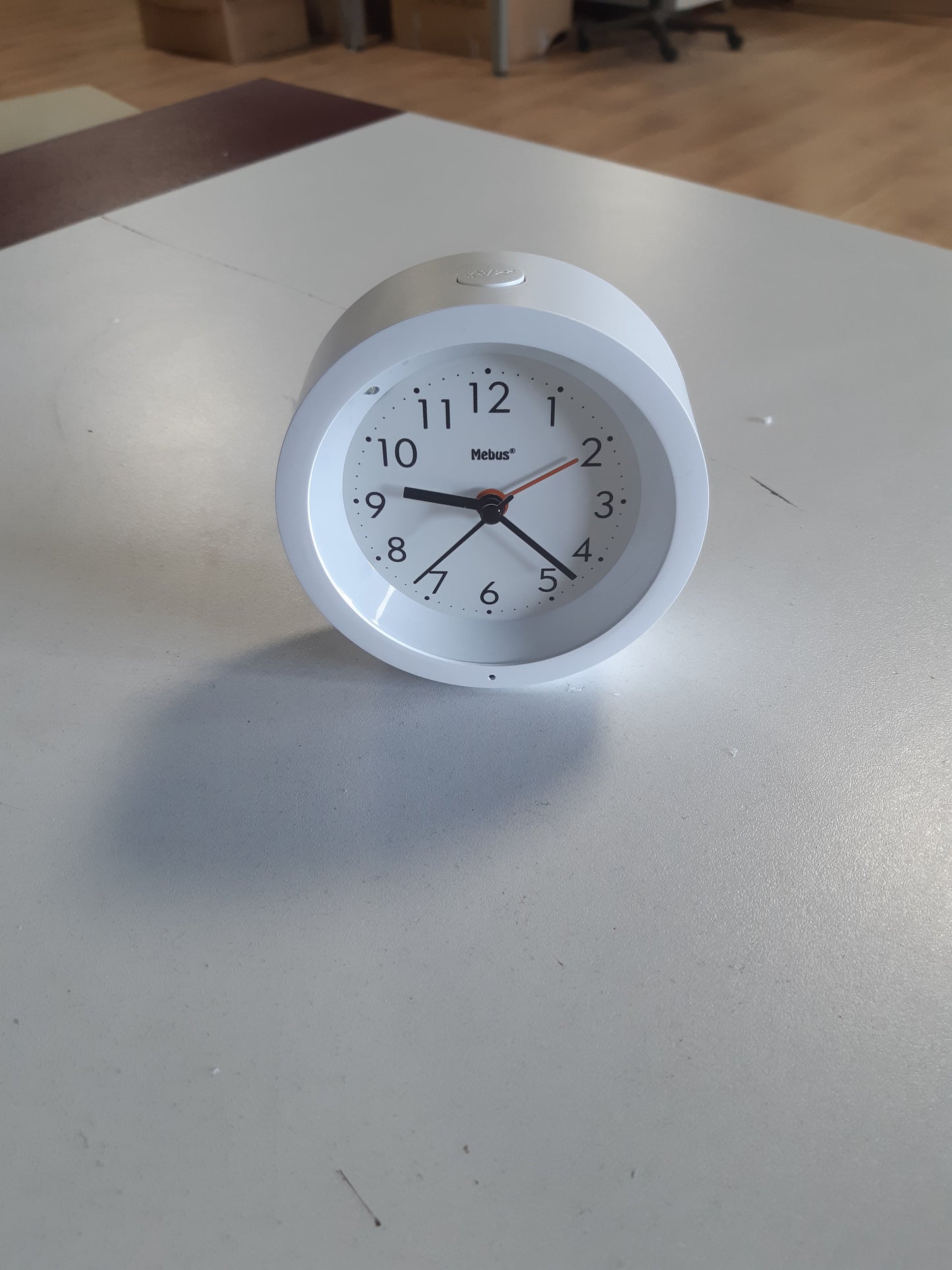 219166 - MEBUS Orë alarmi analoge kuarci me sensor drite, funksion shtyrjeje, ekran i lehtë për t’u lexuar, e heshtur, diametër 10 cm, plastik, e bardhë, modeli 25629
