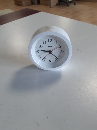 219166 - MEBUS Orë alarmi analoge kuarci me sensor drite, funksion shtyrjeje, ekran i lehtë për t’u lexuar, e heshtur, diametër 10 cm, plastik, e bardhë, modeli 25629