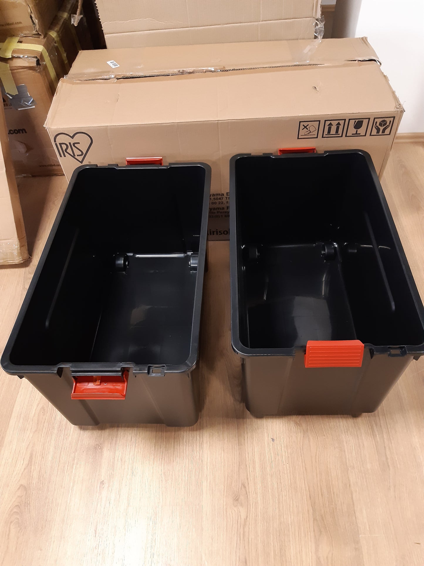 208112 - IRIS OHYAMA Kuti Plastike Ruajtjeje 110L me Kapak dhe Kapëse Mbyllëse, Set prej 2, I Palosshëm, Rrota, Pa BPA, E Zezë, Përdorim për Papafingo, Hangar, Garazh - Modeli SIA-110