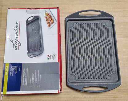 135350 - LAGOSTINA Pjatë Speciale për Furrë me Gaz dhe Gaz, Jo Ngjitëse, Alumini i Derdhur, Madhësi 34x26cm, Skarë dhe Skarë Panini me Doreza Ergonomike