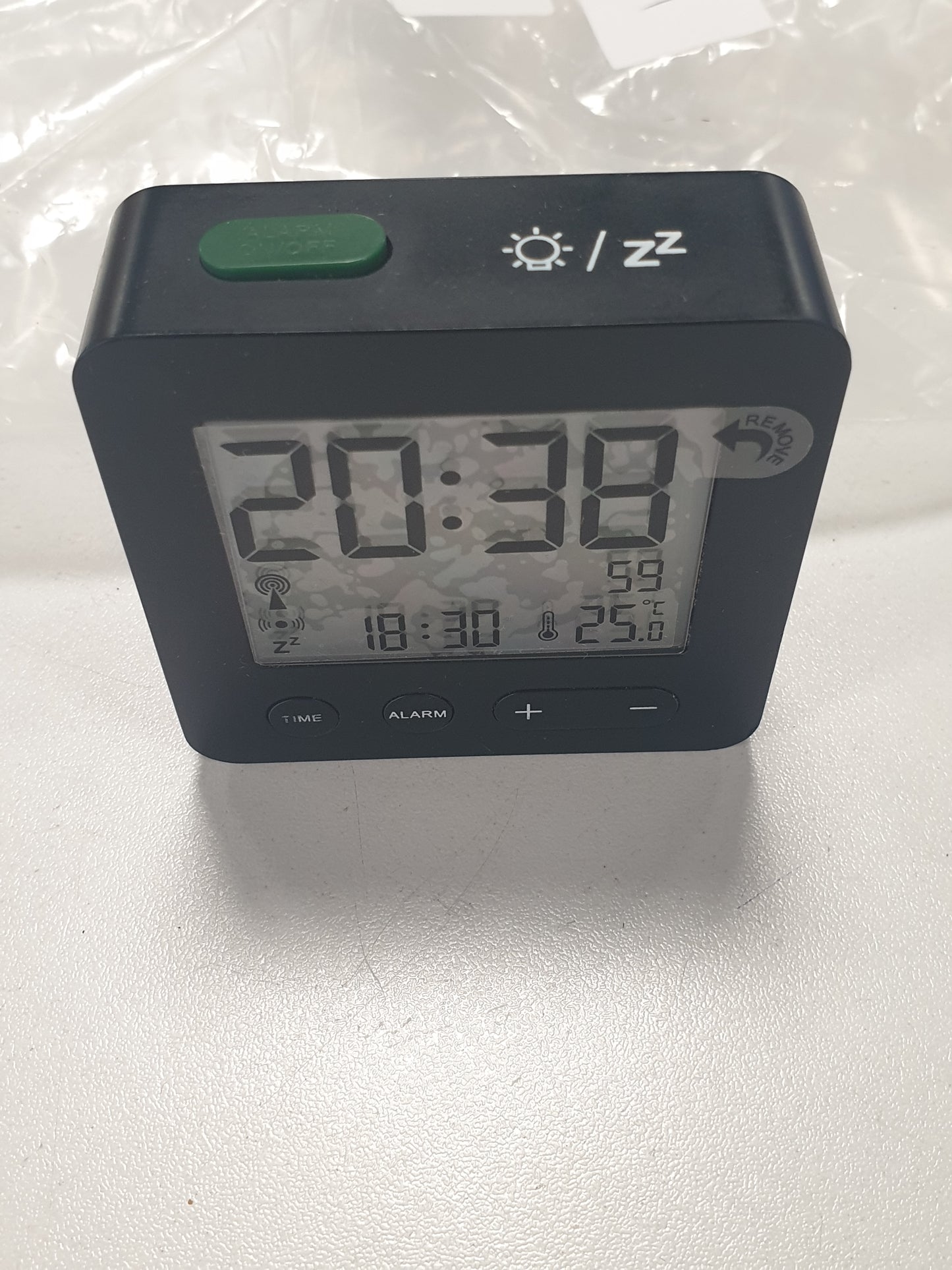 224141 - TFA DOSTMANN Orë me alarm radio dixhitale 60.2545.01, e zezë, Gjatësi 66 mm x Gjerësi 22 mm x Lartësi 68 mm, 2 bateri AAA 1.5 V (nuk përfshihen)
