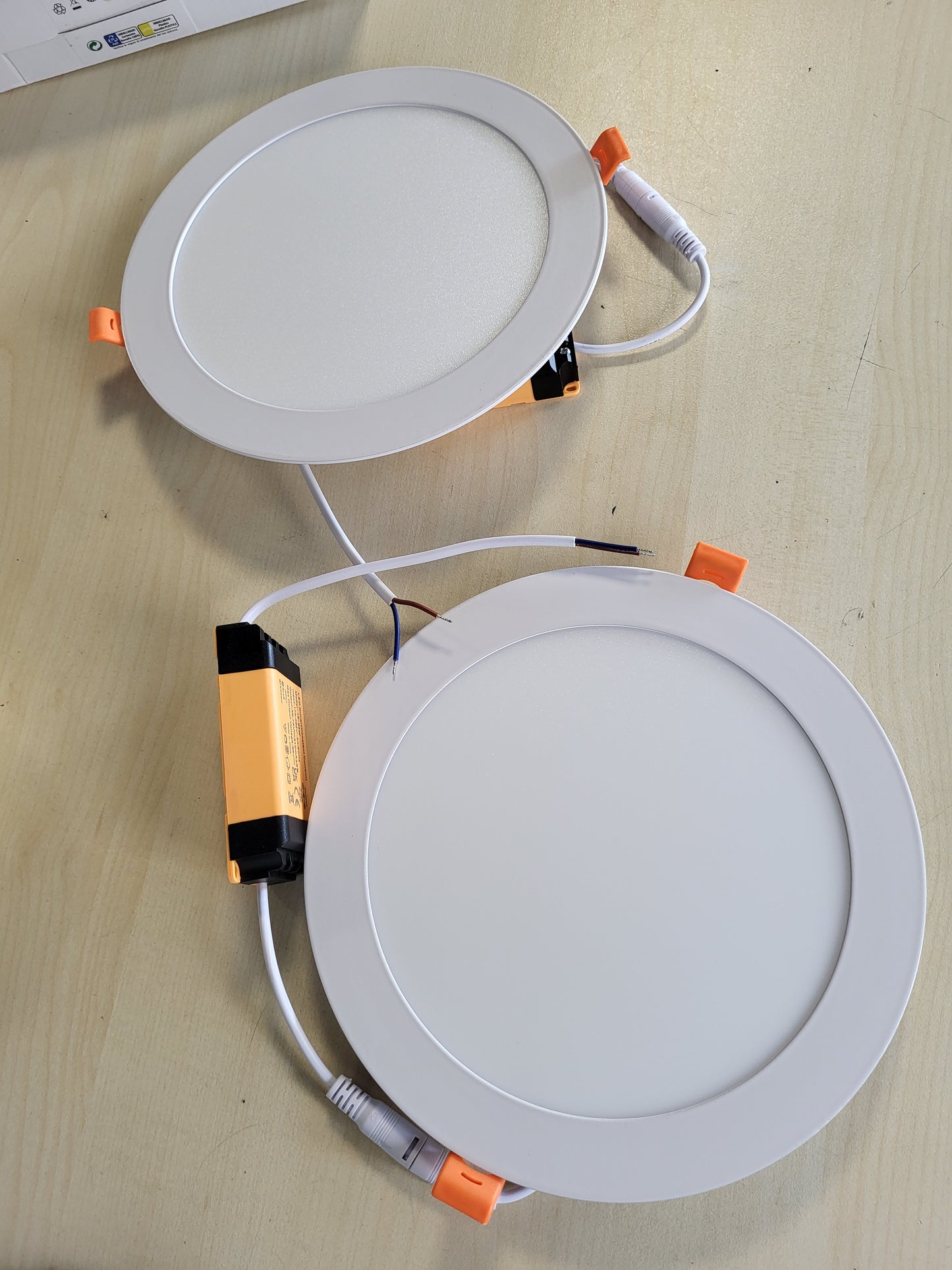 222317 - LVWIT Drita LED Ultra të Holla të Inkasuara 25W, zëvendësojnë dritën halogjene 200W, dritë tavani e rrumbullakët me ndriçues, e bardhë neutrale 4000K, 2250 lm, AC 230V, pako me 2