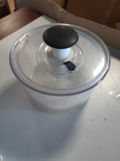 246022 - OXO Good Grips Salad Spinner 4.0, mbajtëse, kapacitet 6 L