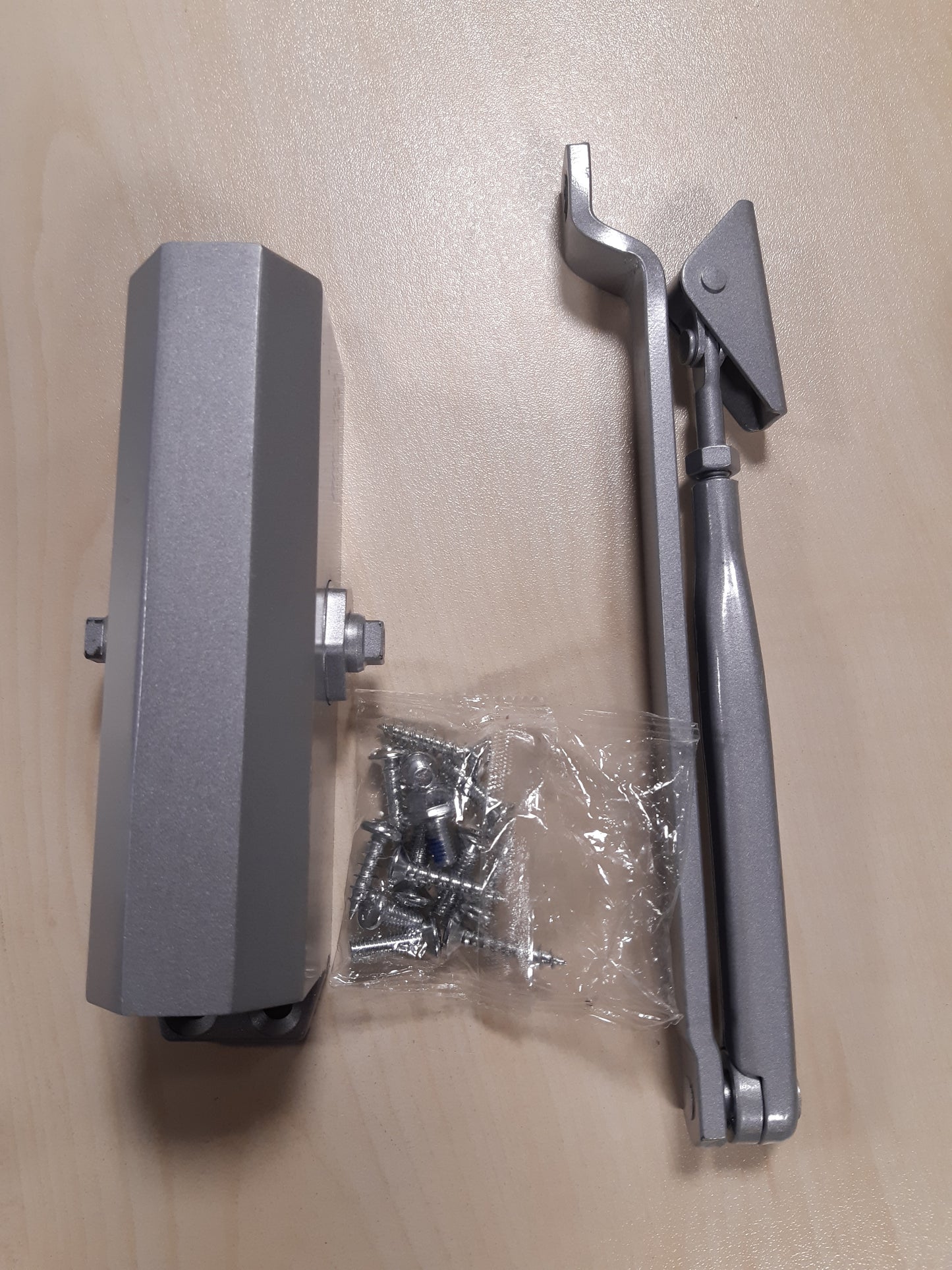 164582 - BRICARD - Mbyllësi i dyerve me krah gërshërë 6100107, forcë 2-4 (deri në 80 kg), Teknologji Rafti dhe Pinioni, Ngjyrë Argjendi