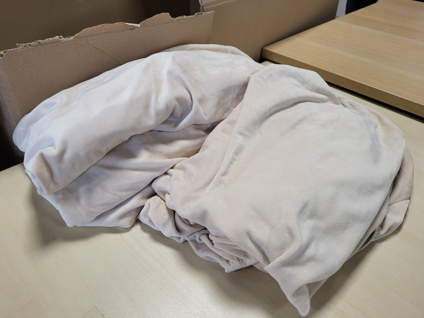 255162 - Mbulesa DIVANI BellaHills me 6 copë për 2 vende, prej kadifeje, elastike dhe të shtrirë për 2 persona, Mbulesa mobiljesh, ngjyrë fildishi