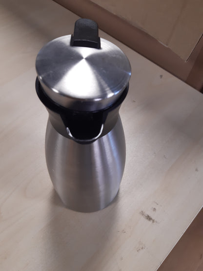 223032 - EMSAS - Karafë e izoluar me dorezë të butë, 1 litër, çelik inox, mban pijet të ngrohta për 12 orë + të ftohta për 24 orë, e papërshkueshme nga rrjedhjet, dorezë jo-rrëshqitëse, e zezë, 508932