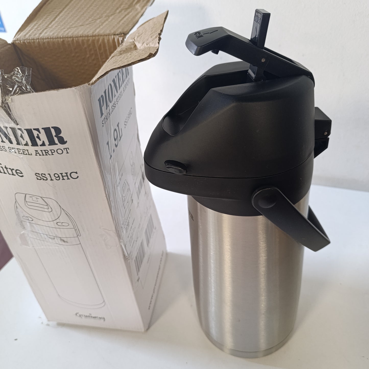 213788 - PIONEER FLASKS Karafë me levë, shishe për ujë të nxehtë dhe të ftohtë, 1.9 litra, argjendi
