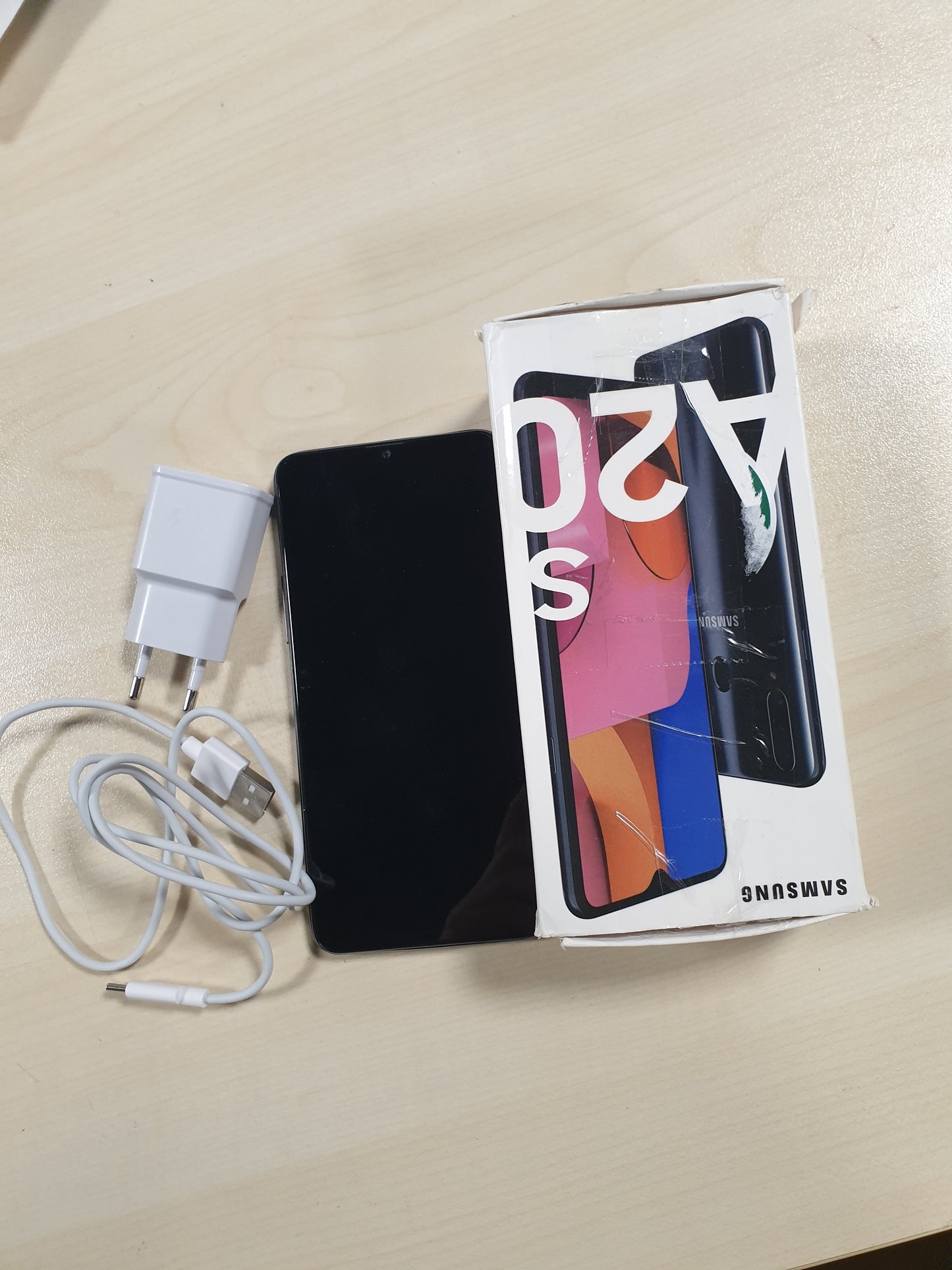 127315 - SAMSUNG Galaxy A20s, Smartphone me Ekran 6.5";, HD+, 3 Kamera të Pasme, Kapacitet 32 GB e Zgjerueshme, RAM 3 GB, Bateri 4000 mAh, 4G, Dy Kartela SIM, Android 10, Pesha 183 g, E Zezë, Versioni Italian