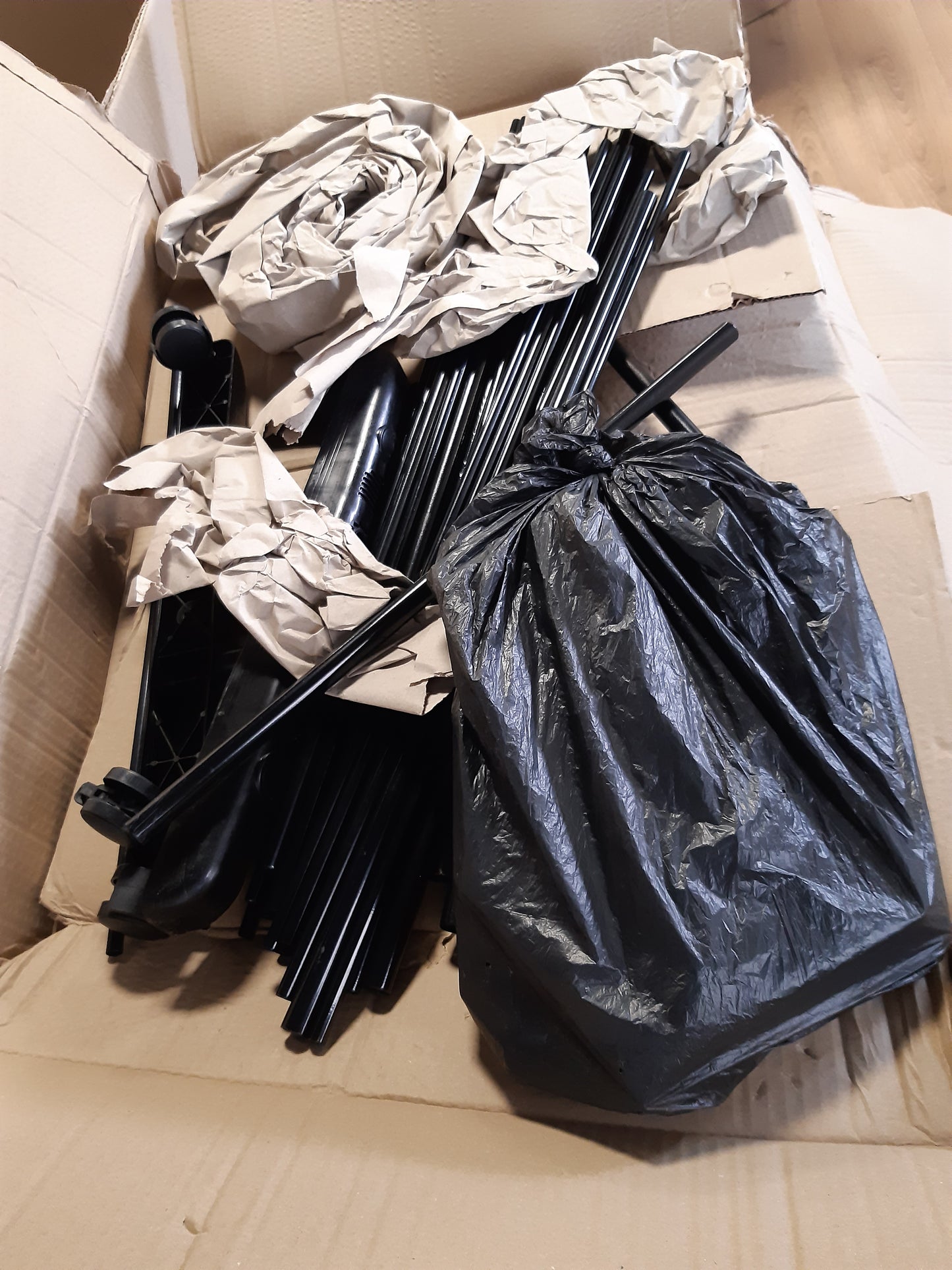 175558 - NK - Rafti Vertikal i Palosshëm për Tharje Rrobash me 4 Nivele, 6 Tabaka të Tërheqshme, 2 Krahë Anësorë me Mbështetëse Varëseje, Raft Këpucësh, Rrota 360°, Kapacitet Rrobe 19m - Ngjyre e Zezë