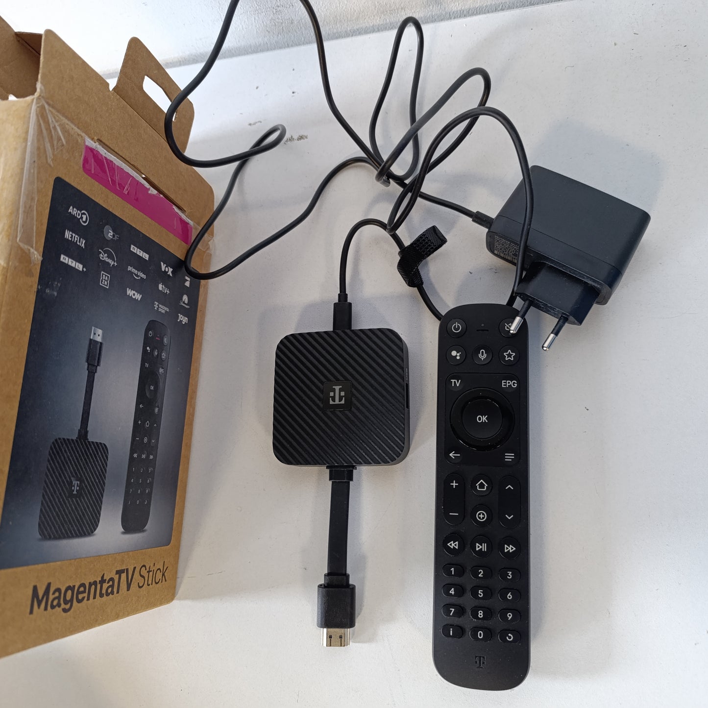 267837 - MAGENTATV STICK i Gjeneratës së 2-të, TV dhe Transmetim nëpërmjet Wi-Fi, MagentaTV me 160 kanale HD, 4K UHD, HDR, transmetim i drejtpërdrejtë dhe i zhvendosur në kohë, Shërbime transmetimi (Netflix, Disney+, RTL+, DAZN, Wow) dhe Google Play Store