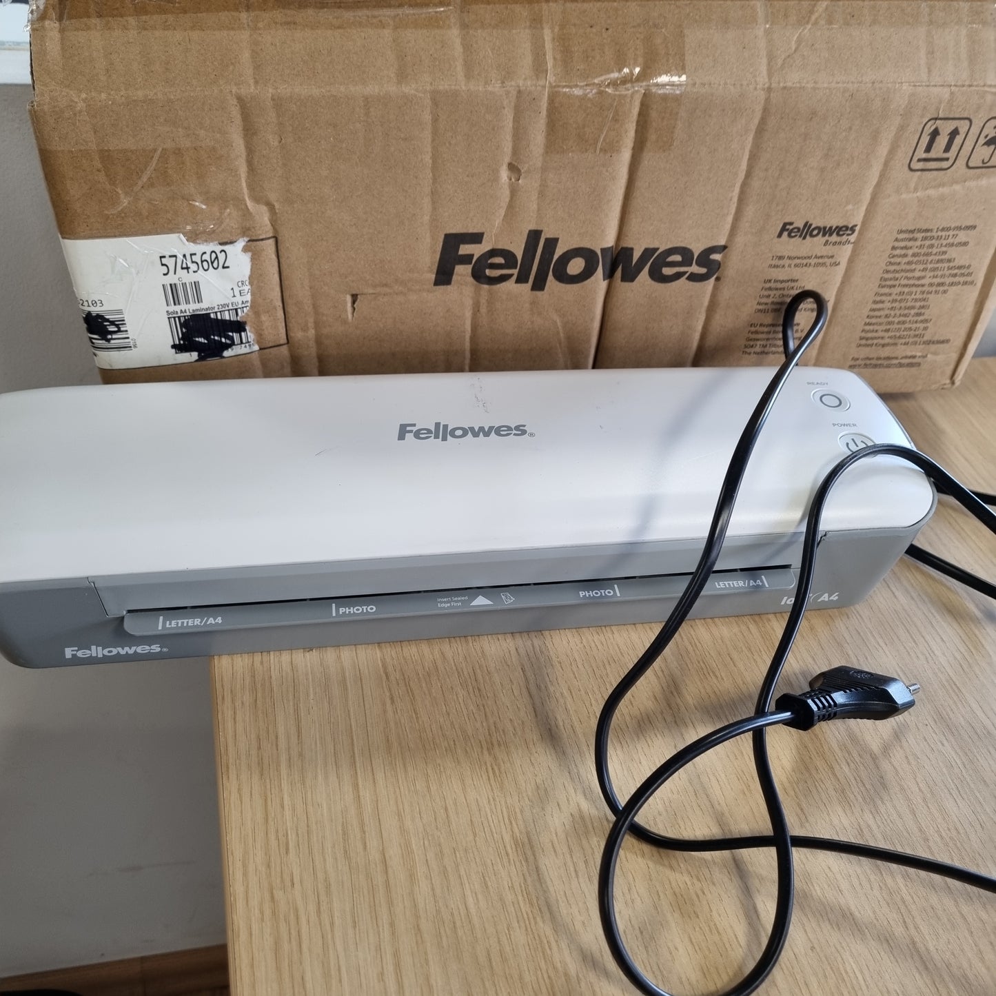 268535 - FELLOWES Laminator Sola A4 për laminimin e mbështjellësve me trashësi deri në 125 mikronë, për fotot, dokumentet, vizatimet e fëmijëve, recetat, etj.