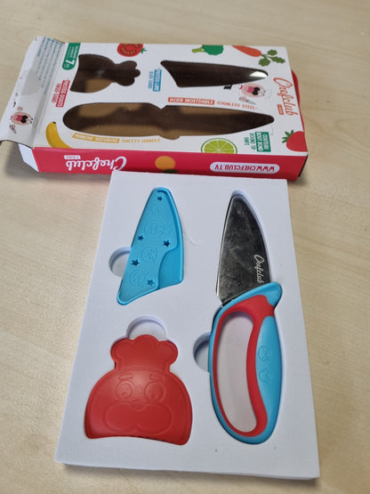 185251 - CHEFCLUB KIDS Set Thikash Kuzhine për Fëmijë, Çelik Inox, me Mbrojtëse për Gishtat, Enë Ergonomike dhe e Sigurt, Ngjyra Blu dhe e Kuqe