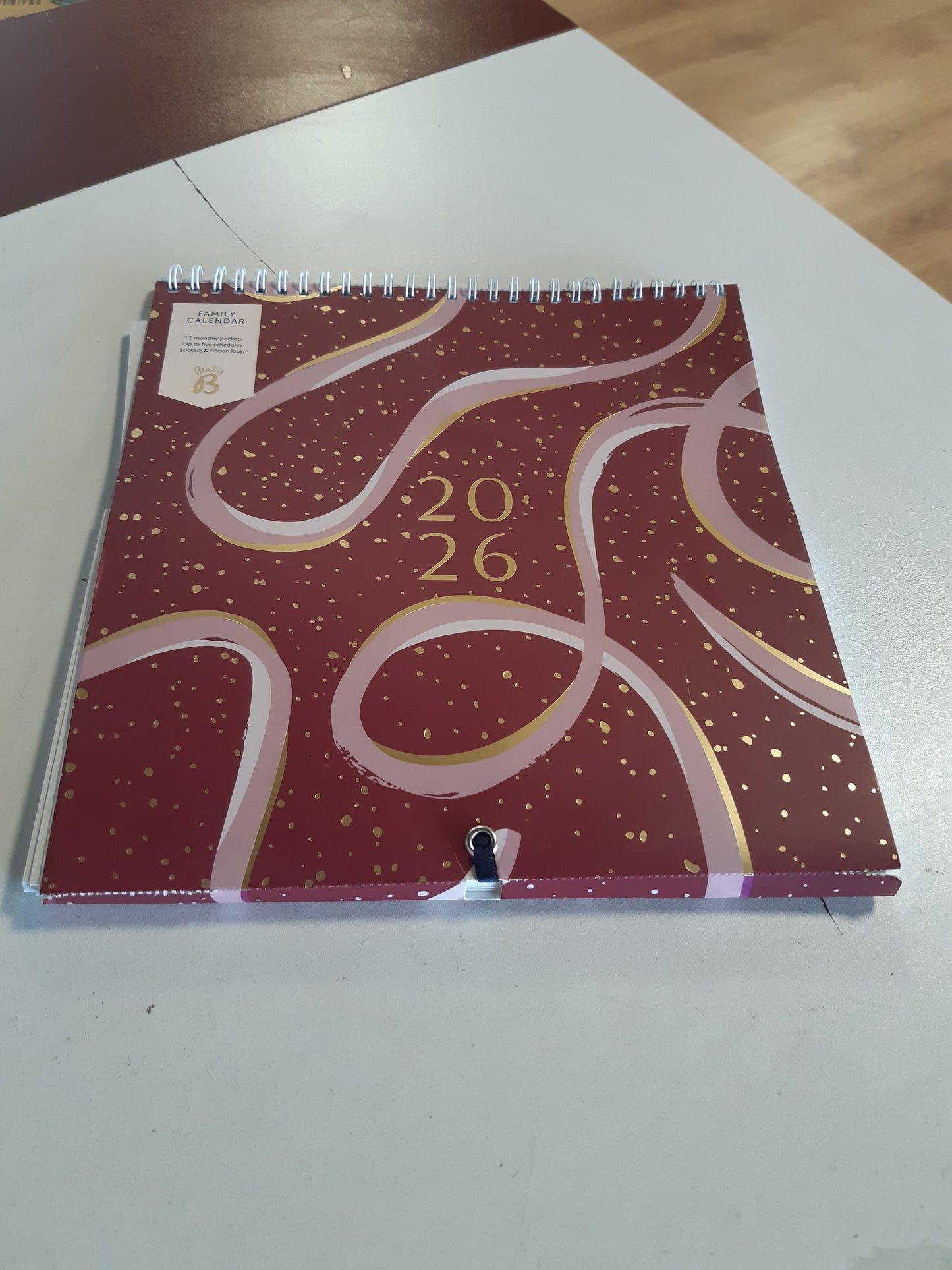 266977 - BUSY B Kalendar i Madh Muri për Familje 2026, Model me Shirit Ngjyrë Qershie me 5 Kolona dhe Xhepa Ruajtjeje, Kalendar Mujor 2026