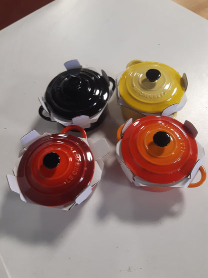 231175 - LE CREUSET | Set me 4 pjesë | Kokota mini prej gresi | 200 ml secila | 10 x 5 cm | Zjarr dhe Flaka (E Verdhë/E Kuqe Qershie/E Kuqe Furre/E Zezë)