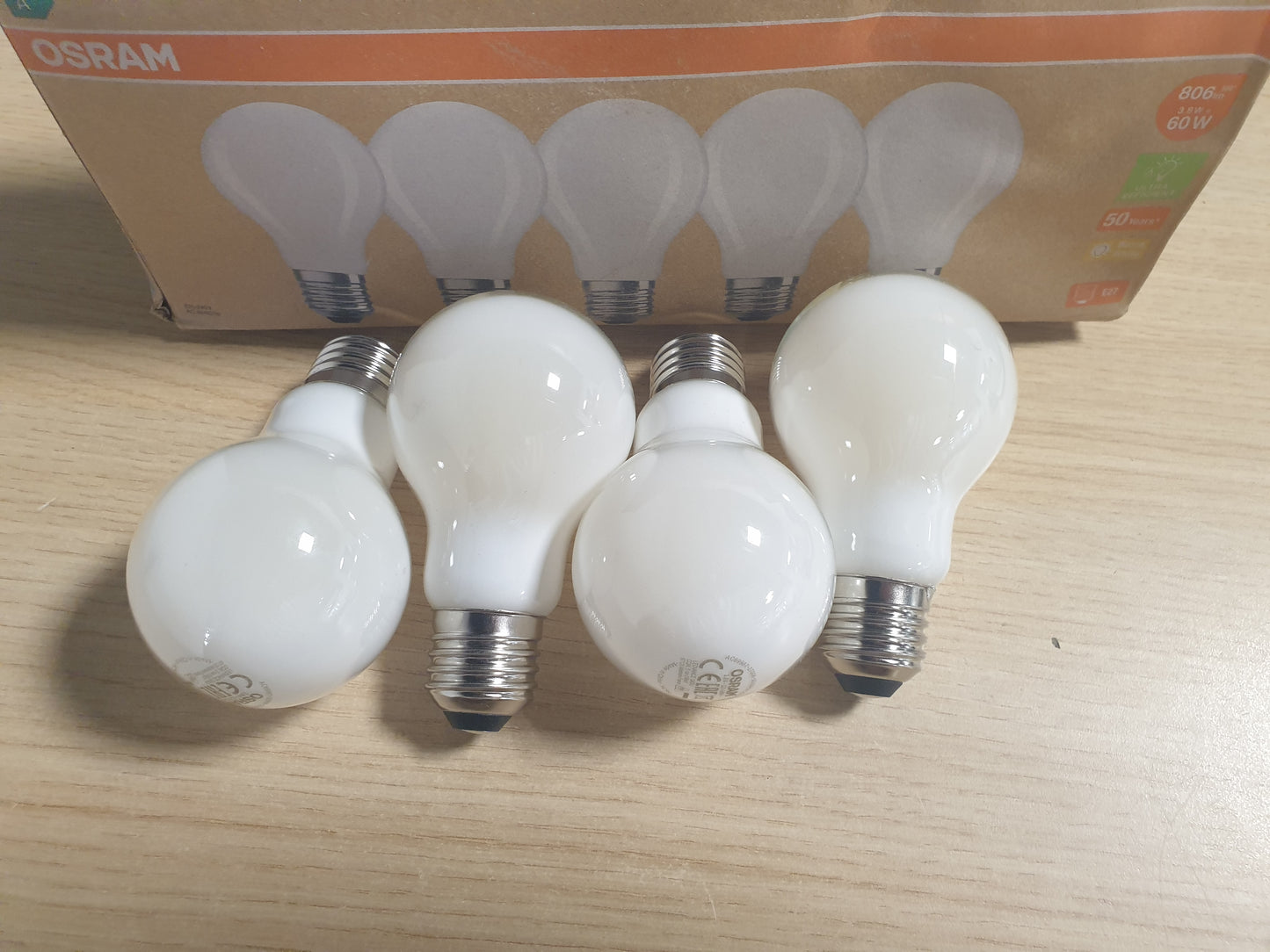 214907 - OSRAM Llambat LED me efikasitet të lartë, pako me 4 llamba, zëvendëson llambat inkandeshente 60W, të bardha të ngrohta (2700K), E27