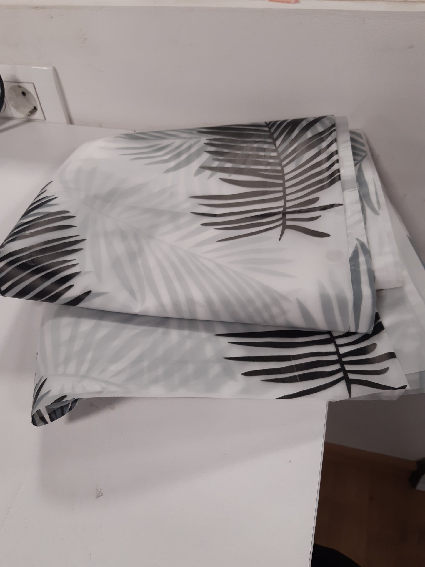 263665 - OGECHI - Perde Dushi Anti-Myk 200x200 cm me Grepa, Plastike e Papërshkueshme nga Uji, PEVA Gjysmëtransparente e Larëshme e Bardhë me Gjethe të Zeza