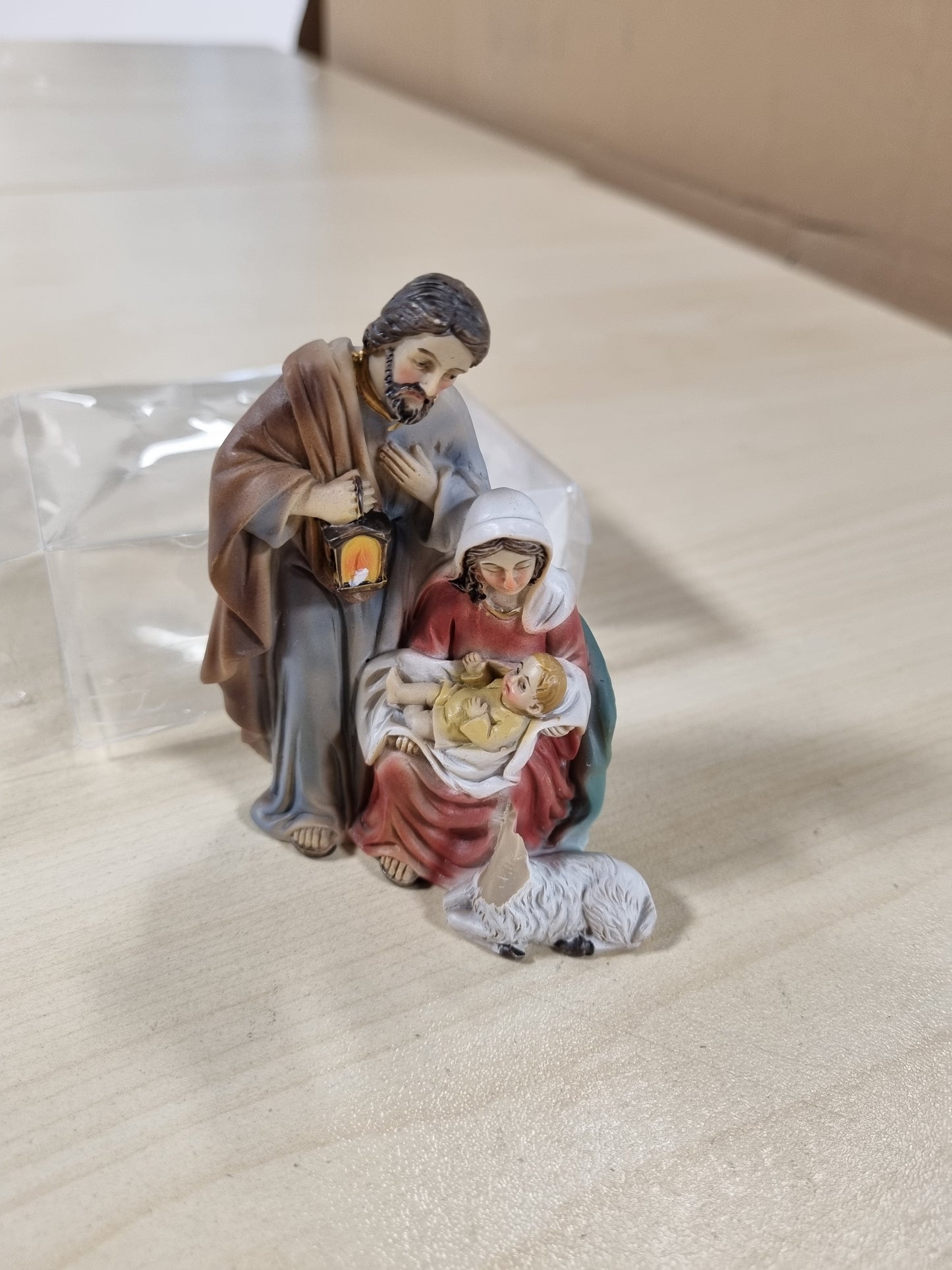 219239 - MAMEMI FAMILJA E SHENJTË SI BLLOK LINDJEJE – SKENË MINI KOMPAKTE E LINDJES ME MARINË, JOZEFIN DHE JESUZIN FOSHNJE [PIKTURUAR ME DORË, AFËRSISHT 9.5 CM, E BËRË NGA RRËSHIRË] – SKENË LINDJEJE PËR DEKORIME TË ADVENTIT DHE KRISHTLINDJEVE