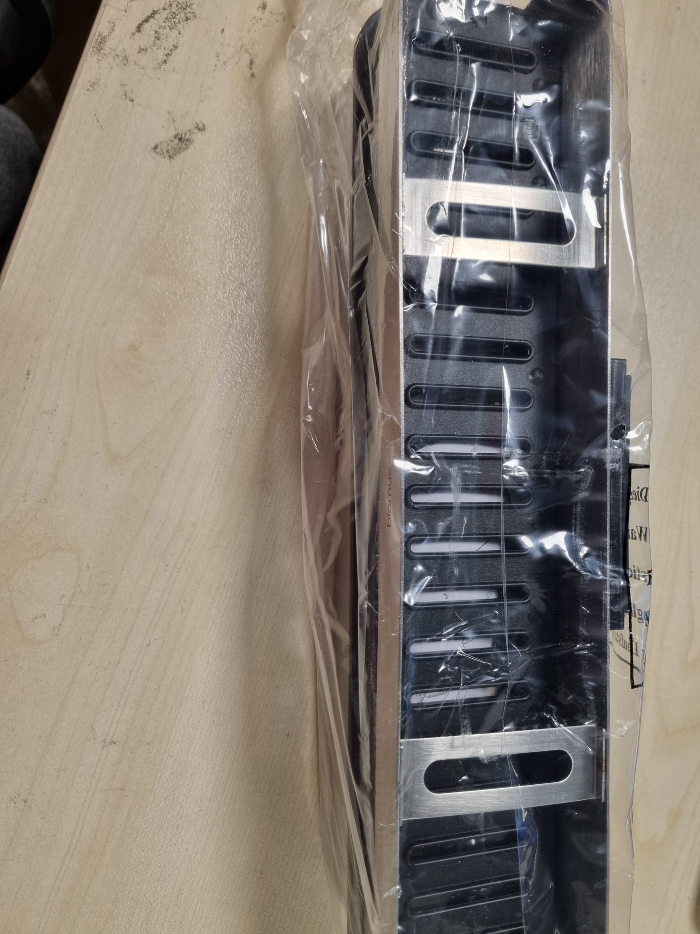213112 - BLOMUS Shportë dushi e bërë nga çelik inox i lëmuar, futje plastike për pastrim të lehtë, (L / G / Th: 8.5 x 34 x 8 cm)