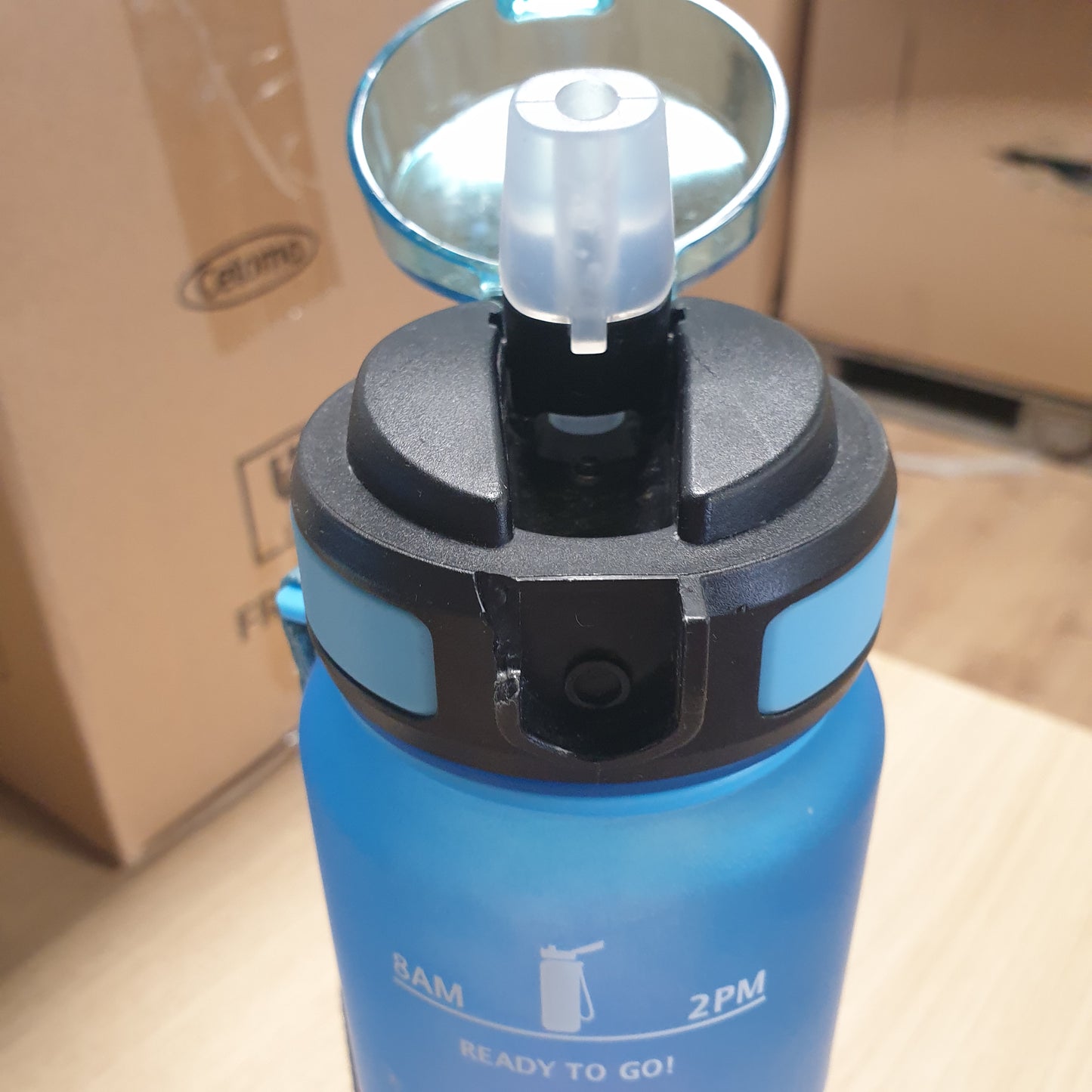 247956 - MOTSWEDI Shishe uji 1L, e papërshkueshme nga rrjedhjet, shishe kashte, me shënues kohe, dorezë mbajtëse, për ecje në natyrë, sporte, joga, blu vjollcë
