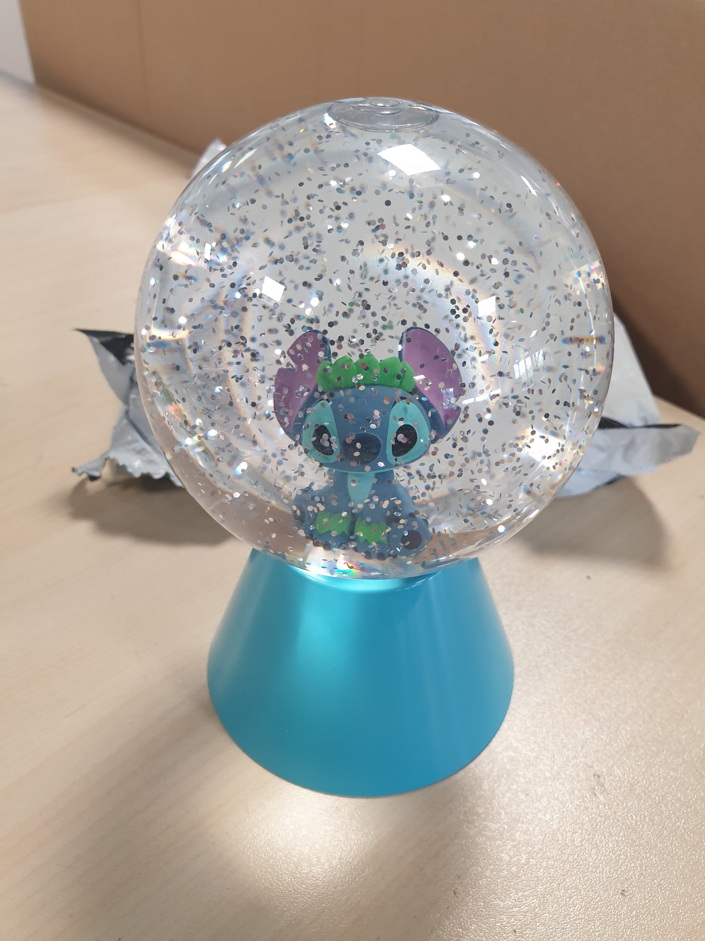 245962 - PALADONE - Glob dëbore LED me licencë zyrtare Disney Lilo & Stitch, ndriçim që ndryshon ngjyrën, për fëmijë dhe të rritur
