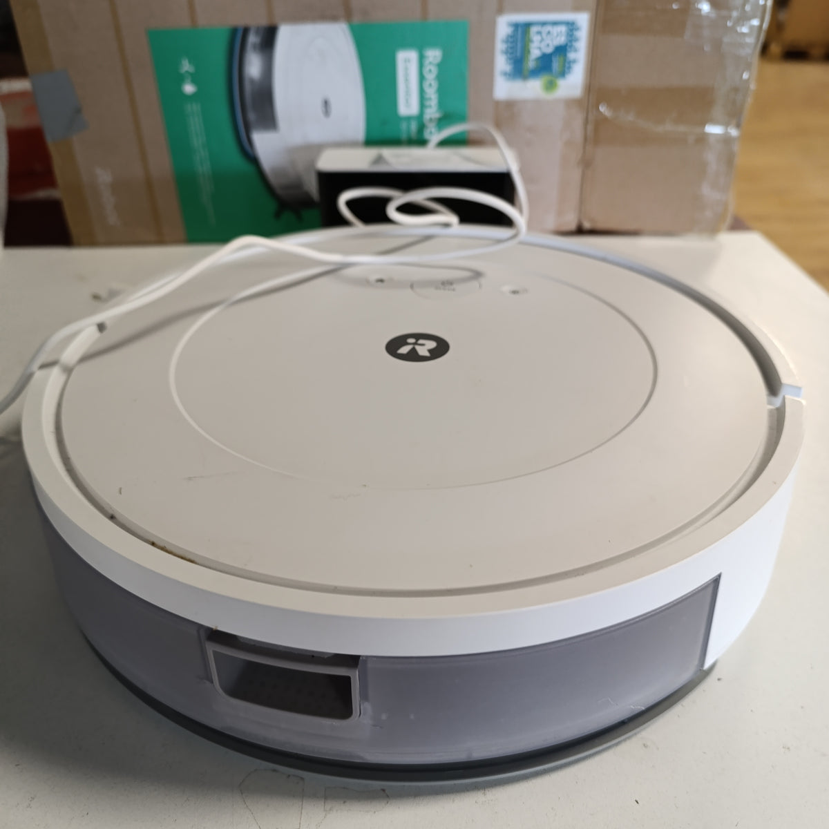 94108 - iROBOT Roomba Combo Essential, Robot Fshesë dhe Pastrues Dyshemesh, Sistem Thithje dhe Pastrimi Me 4 Faza, Tre Nivele Thithjeje, Kontrollues Nëpërmjet Aplikacionit, Ngjyra e Bardhë