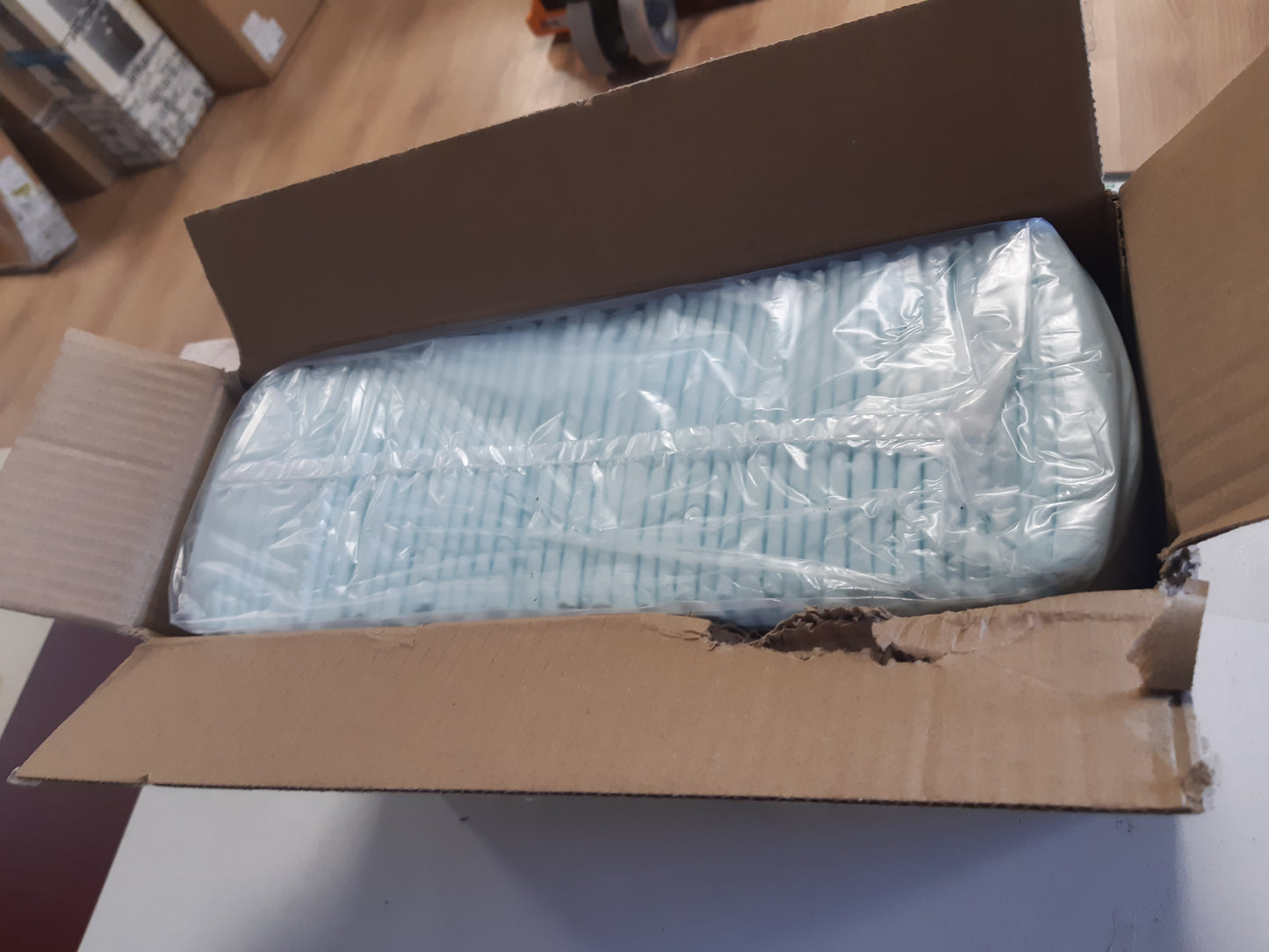 224455 - Amazon Basics Paketa me 50 jastëkë stërvitjeje për shtëpi qensh - Jastëkë urinimi me 5 shtresa, të papërshkueshëm nga uji, të parfumuar - 56 x 56 cm, Blu/E bardhë